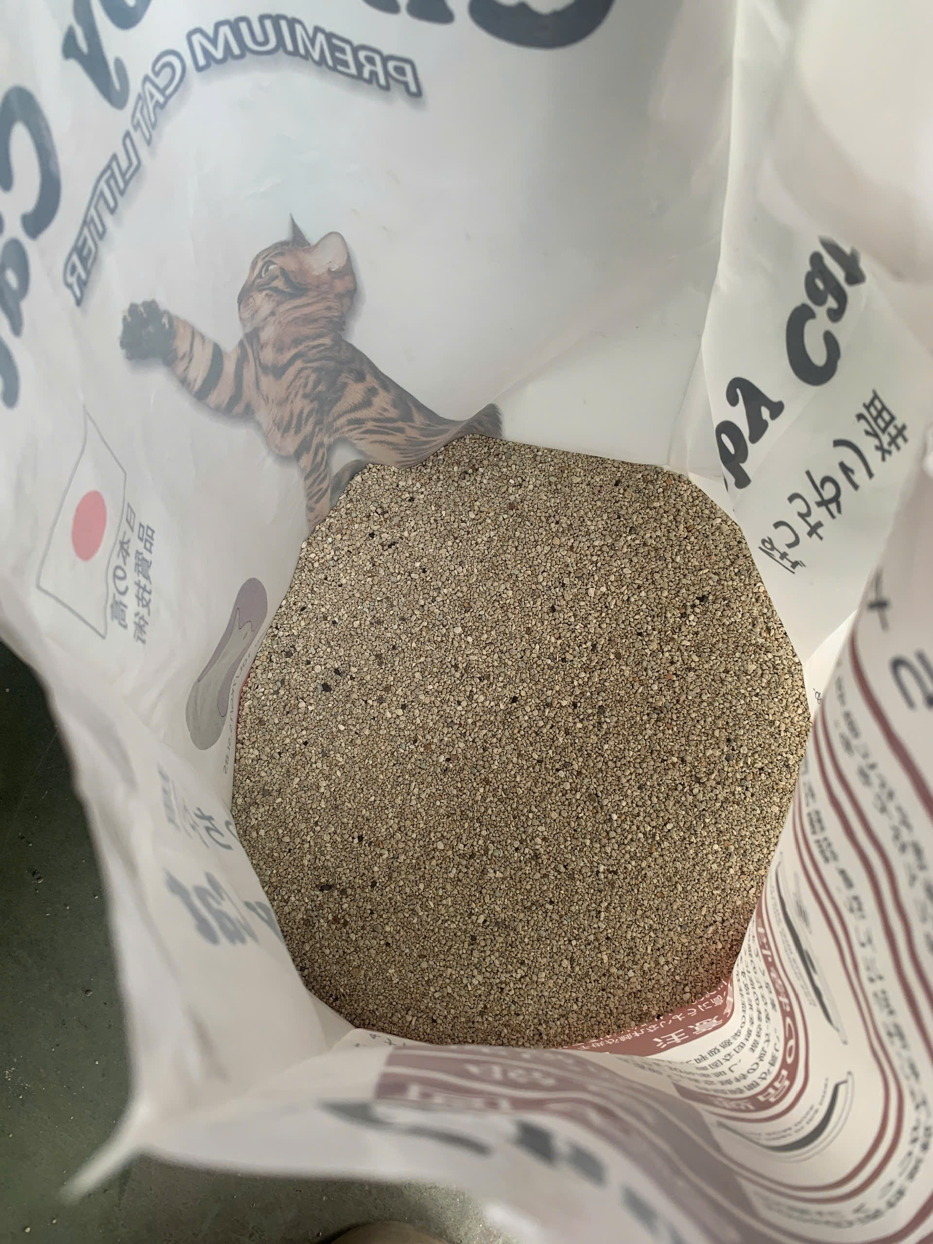 CHUBBY CAT Premium Cat Litter cát đá khoáng nghiền mix than hoạt tính nguyên chất Túi 10L/7Kg ít bụi, khử mùi mạnh, siêu vón cục
