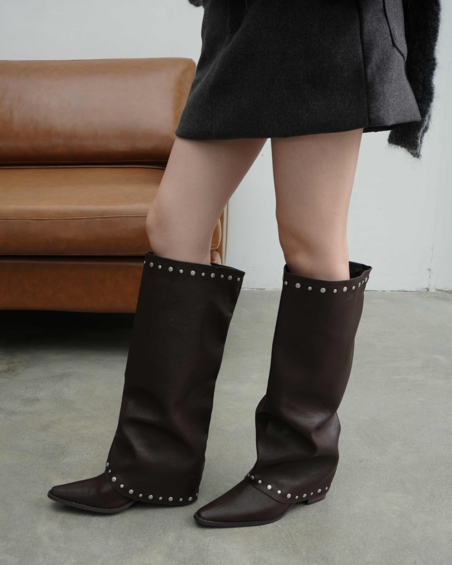 GIẦY BOOTS DA MŨI NHỌN VIỀN ĐINH
