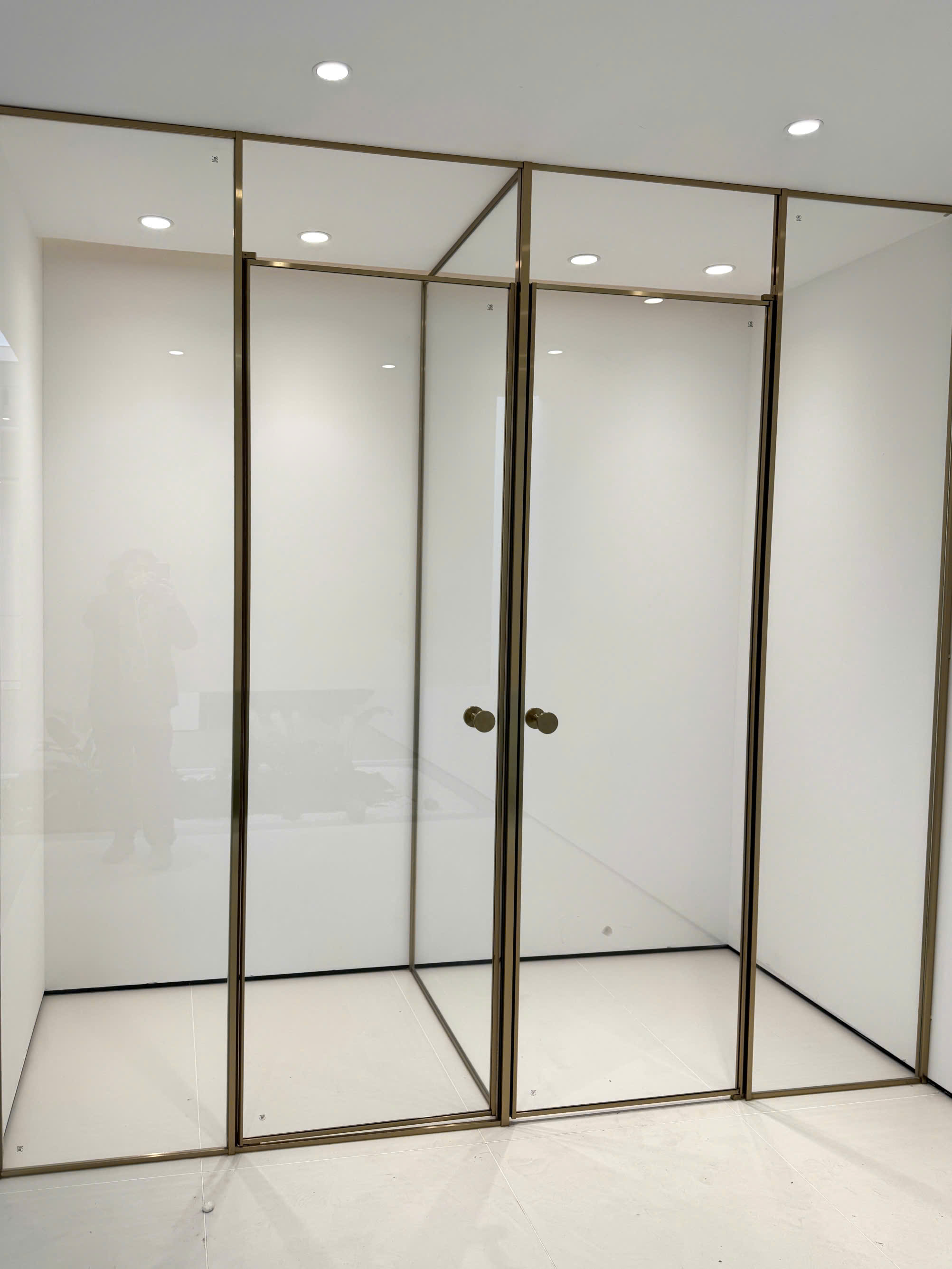 Chữ T Vàng Xước Cửa Đẩy 180 độ