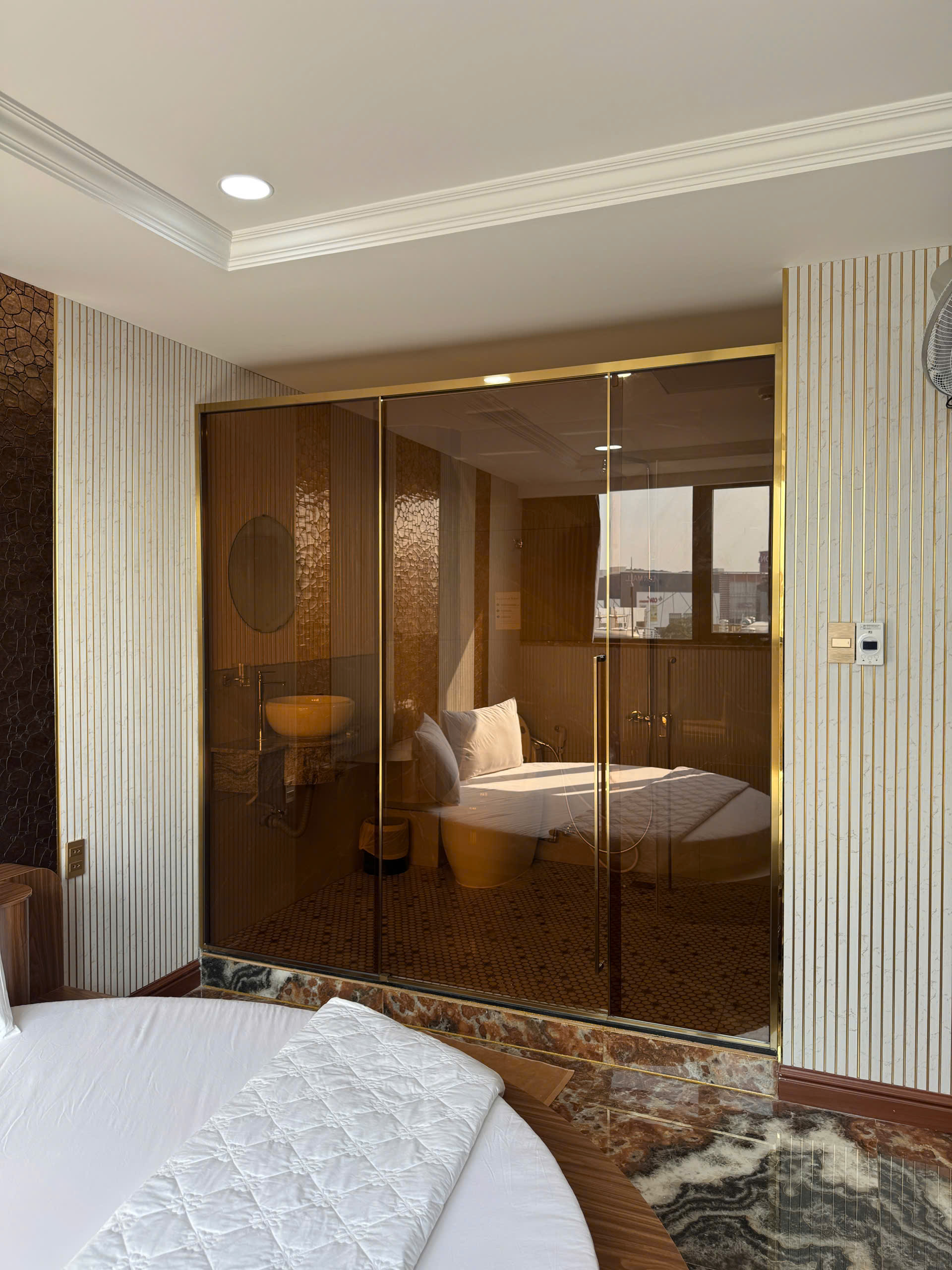 2 Vách Cố Định 1 Cửa Lùa Màu Vàng Xước