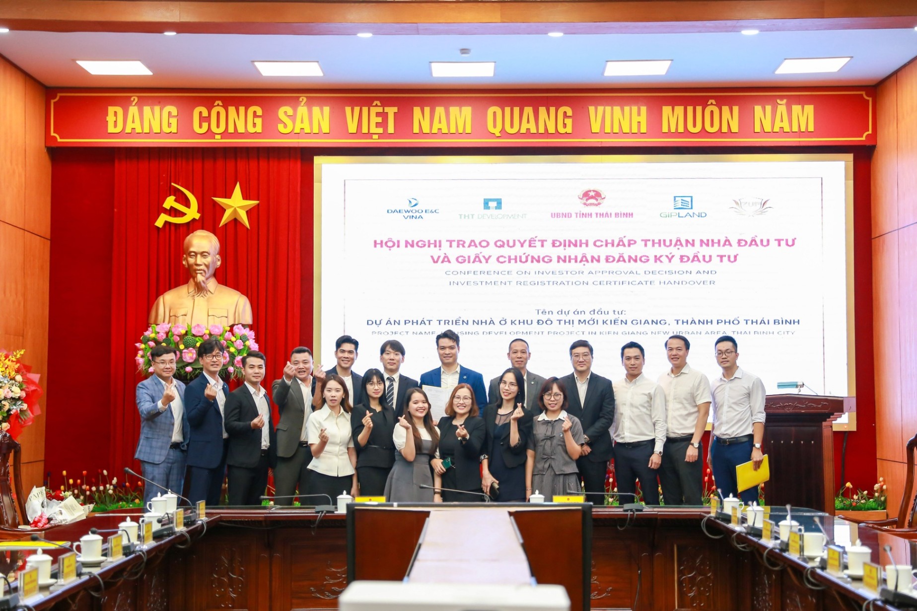 Trao Giấy chứng nhận đăng ký đầu tư dự án phát triển nhà ở khu đô thị mới Kiến Giang, thành phố Thái Bình 📸