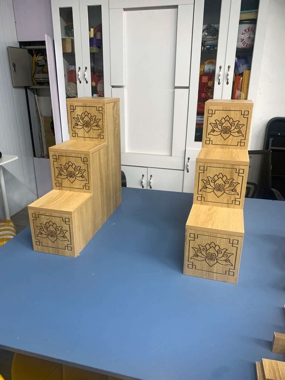 Bậc tam cấp bàn thờ thần tài màu óc chó GP422.06