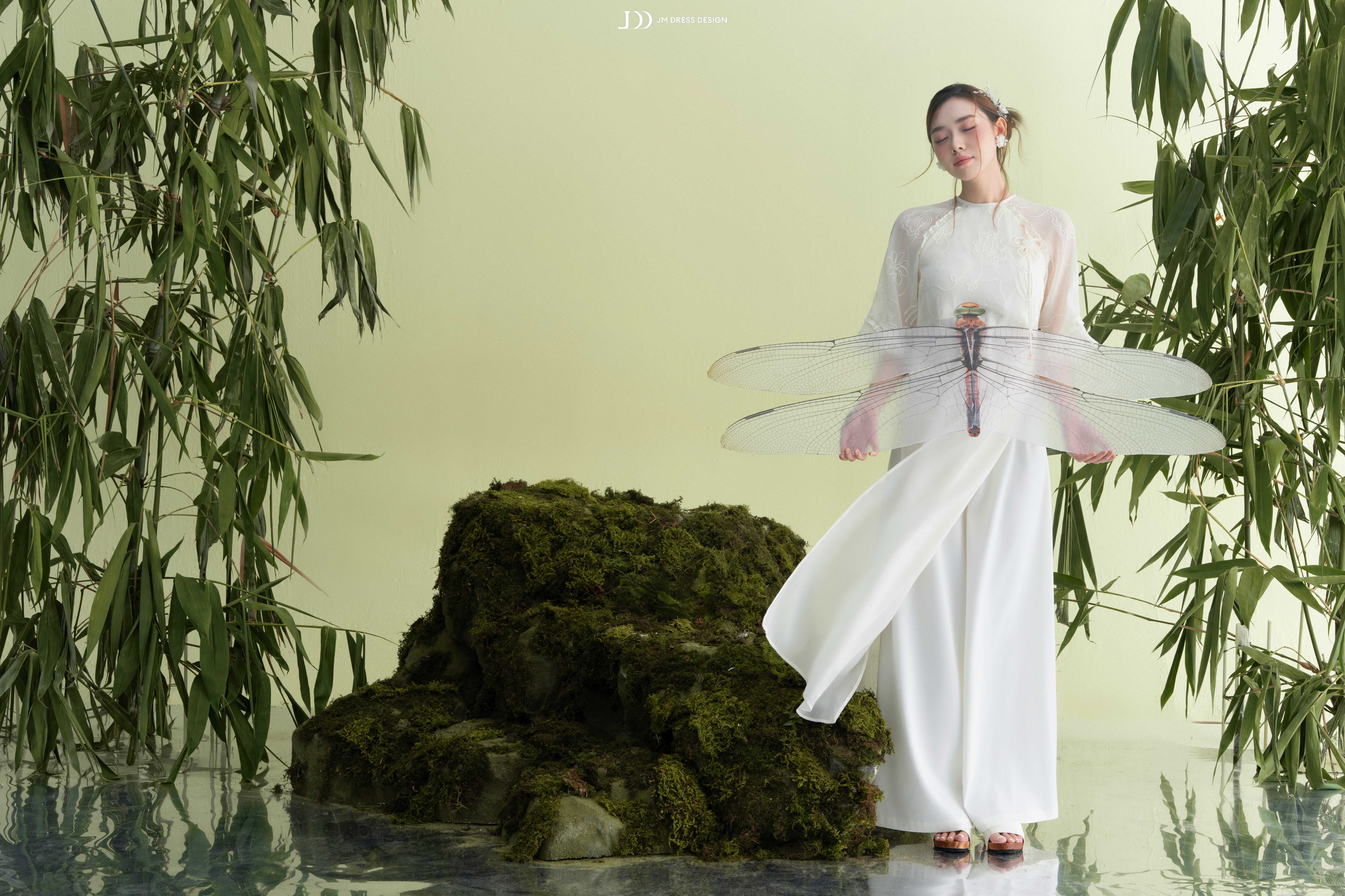 BAT-MI-NHUNG-MAU-AO-DAI-CHAN-AI-DUOC-CAC-HOA-A-HAU-VA-DAU-HAO-MON-SAN-DON-NHIET-TINH-TET-2026_Ao-dai-dang-suong-tay-lo-phoi-beo-Kem-L.jpg
