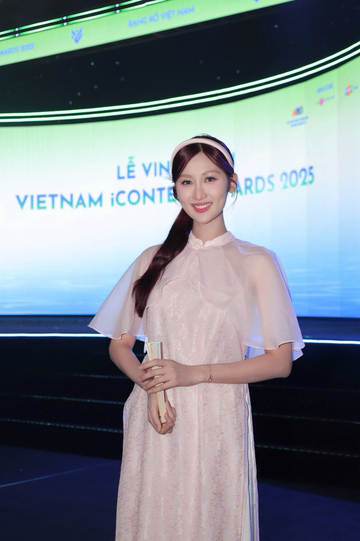 Can-canh-dan-Hoa-A-hau-do-sac-trong-ta-ao-dai-JM-Moi-nguoi-mot-ve-muoi-phan-ven-muoi_593368756_1422755362548185_5745471420991123465_n.jpg