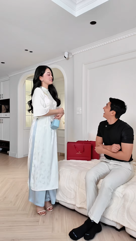 Can-canh-dan-Hoa-A-hau-do-sac-trong-ta-ao-dai-JM-Moi-nguoi-mot-ve-muoi-phan-ven-muoi_Screenshot_12.png