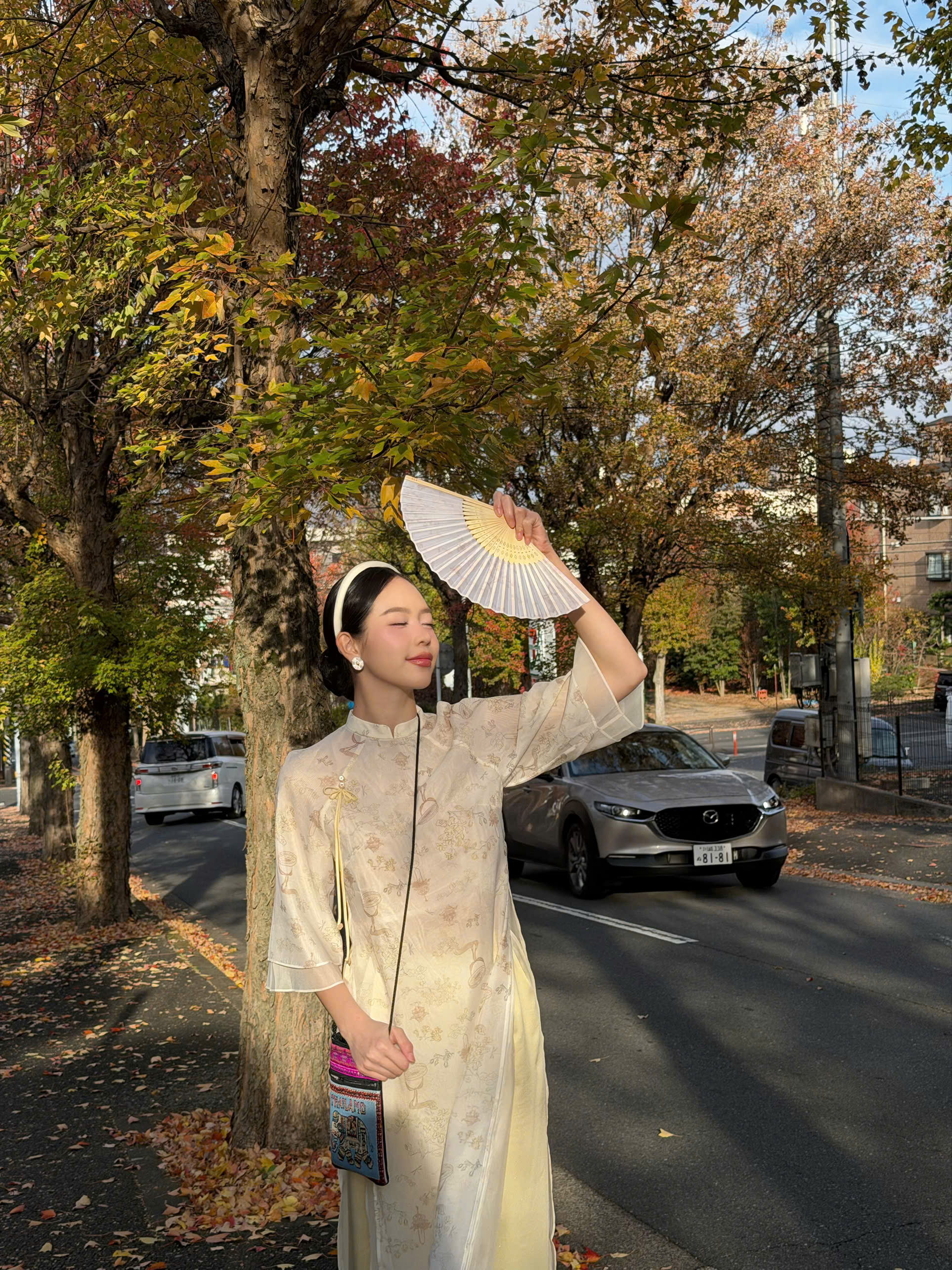 Can-canh-dan-Hoa-A-hau-do-sac-trong-ta-ao-dai-JM-Moi-nguoi-mot-ve-muoi-phan-ven-muoi_z7260744633033_fb3b8fb1a13c744aa2f957f4d942c4ca.jpg