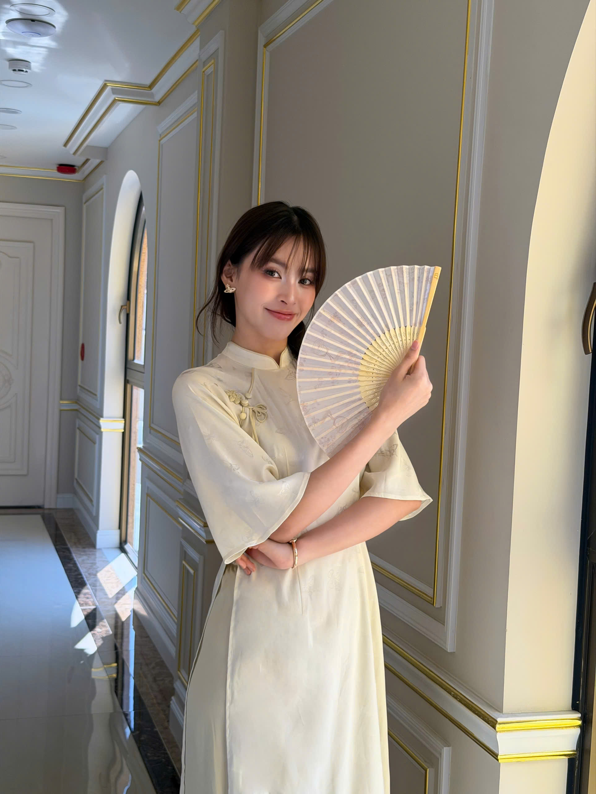 Can-canh-dan-Hoa-A-hau-do-sac-trong-ta-ao-dai-JM-Moi-nguoi-mot-ve-muoi-phan-ven-muoi_z7289381765755_dfa479dde41ebe2e8b6a748d6d67cb95.jpg