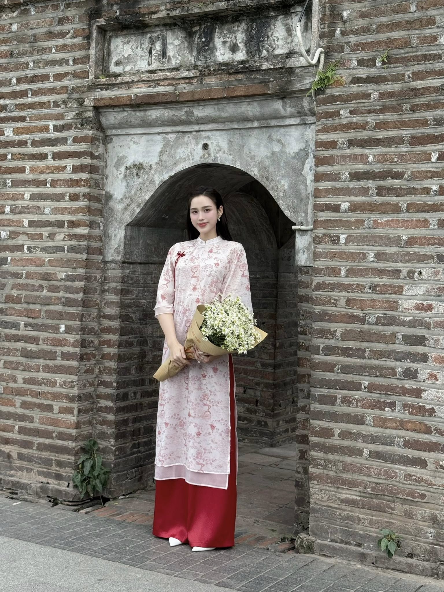 Goi-y-5-mau-ao-dai-Tet-2026-duoc-cac-hoa-a-hau-va-dien-vien-uu-ai-lua-chon-3.jpg