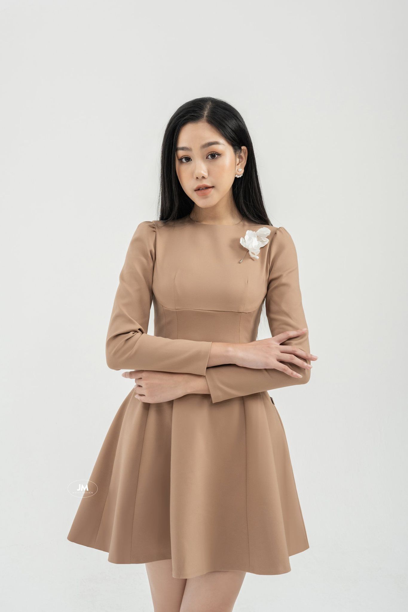 Đầm ôm A bổ mảnh cài hoa ngực