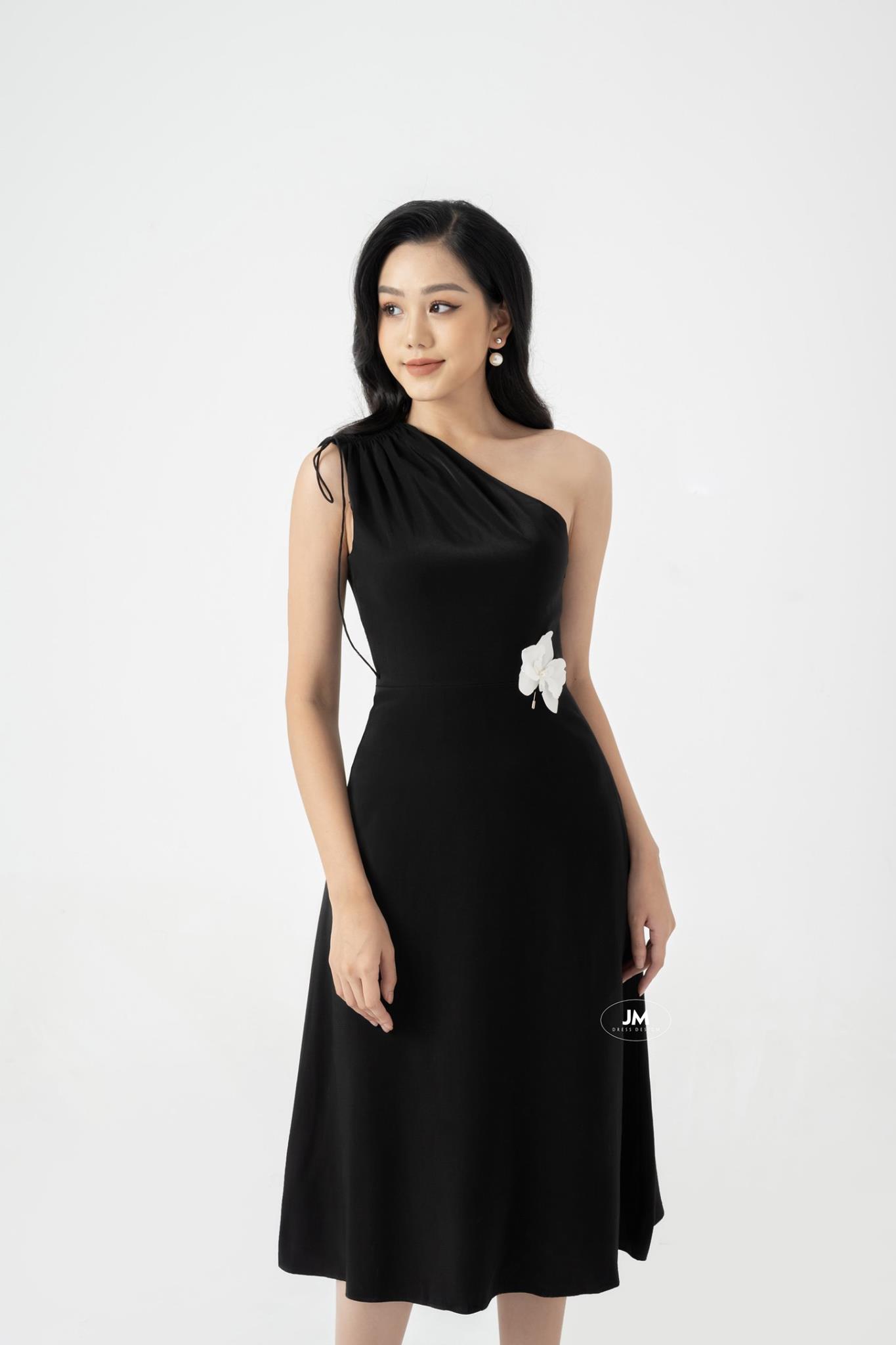 Đầm tiệc thu lệch vai rút nhún đính hoa cài