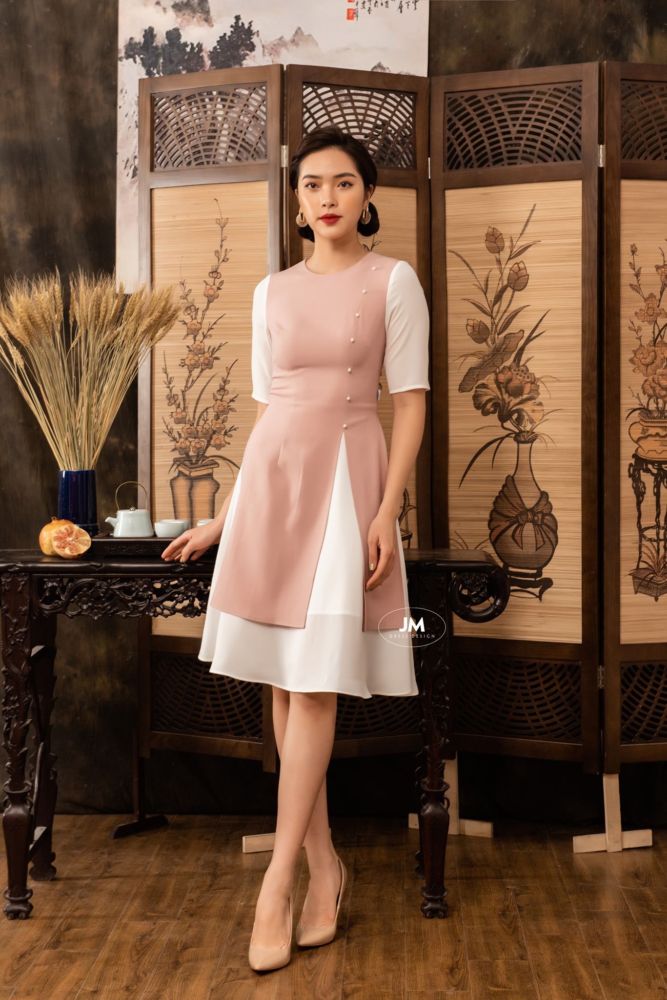 Đầm cách tân xẻ tà cổ tròn