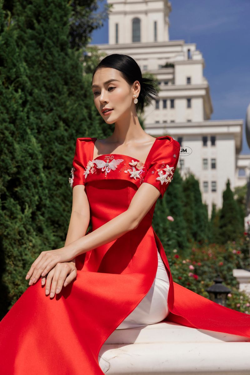Áo dài cổ vuông đính ngực