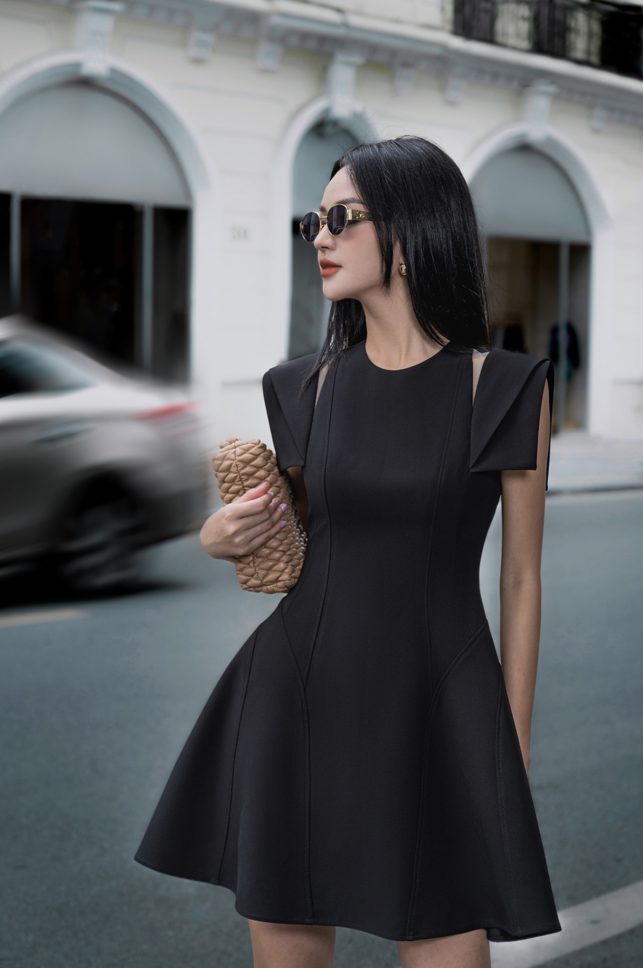 Đầm cut-out vai, tay phối