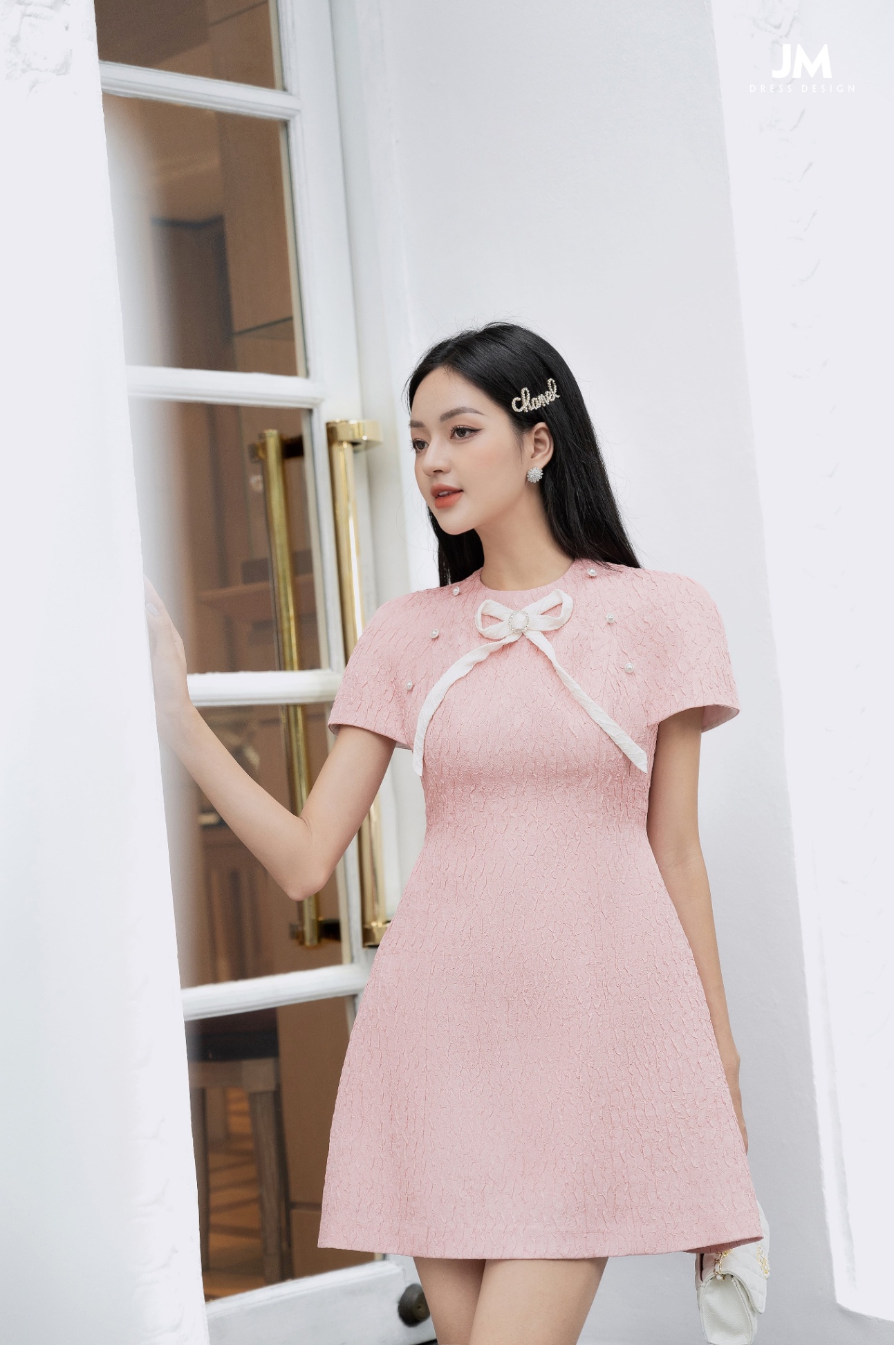 Đầm cổ tròn, đính nơ, tay trùm