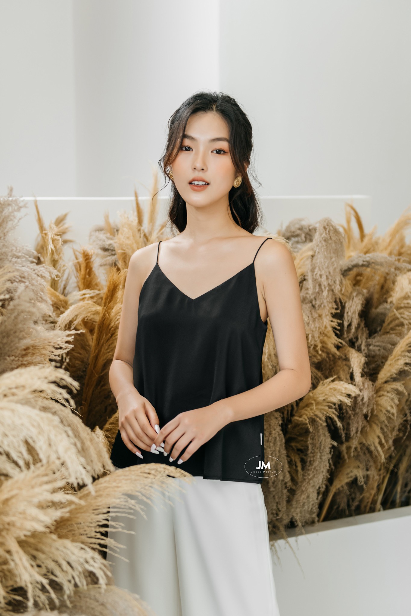 Áo hai dây cổ V