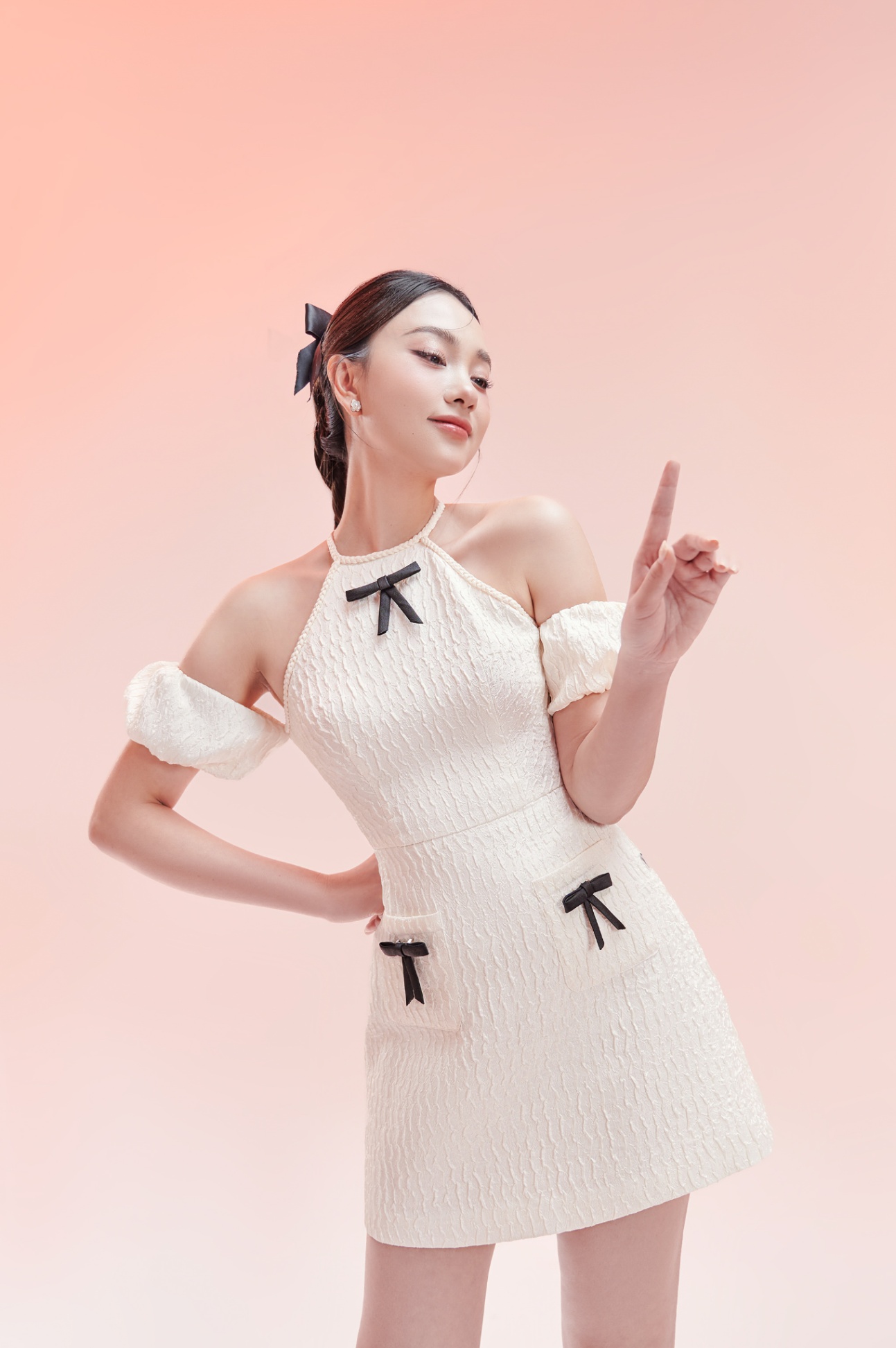 Đầm cổ yếm tay nhún bon