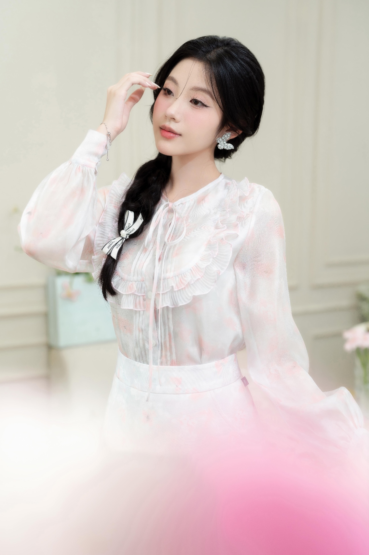Áo cổ tròn phối bèo buộc nơ