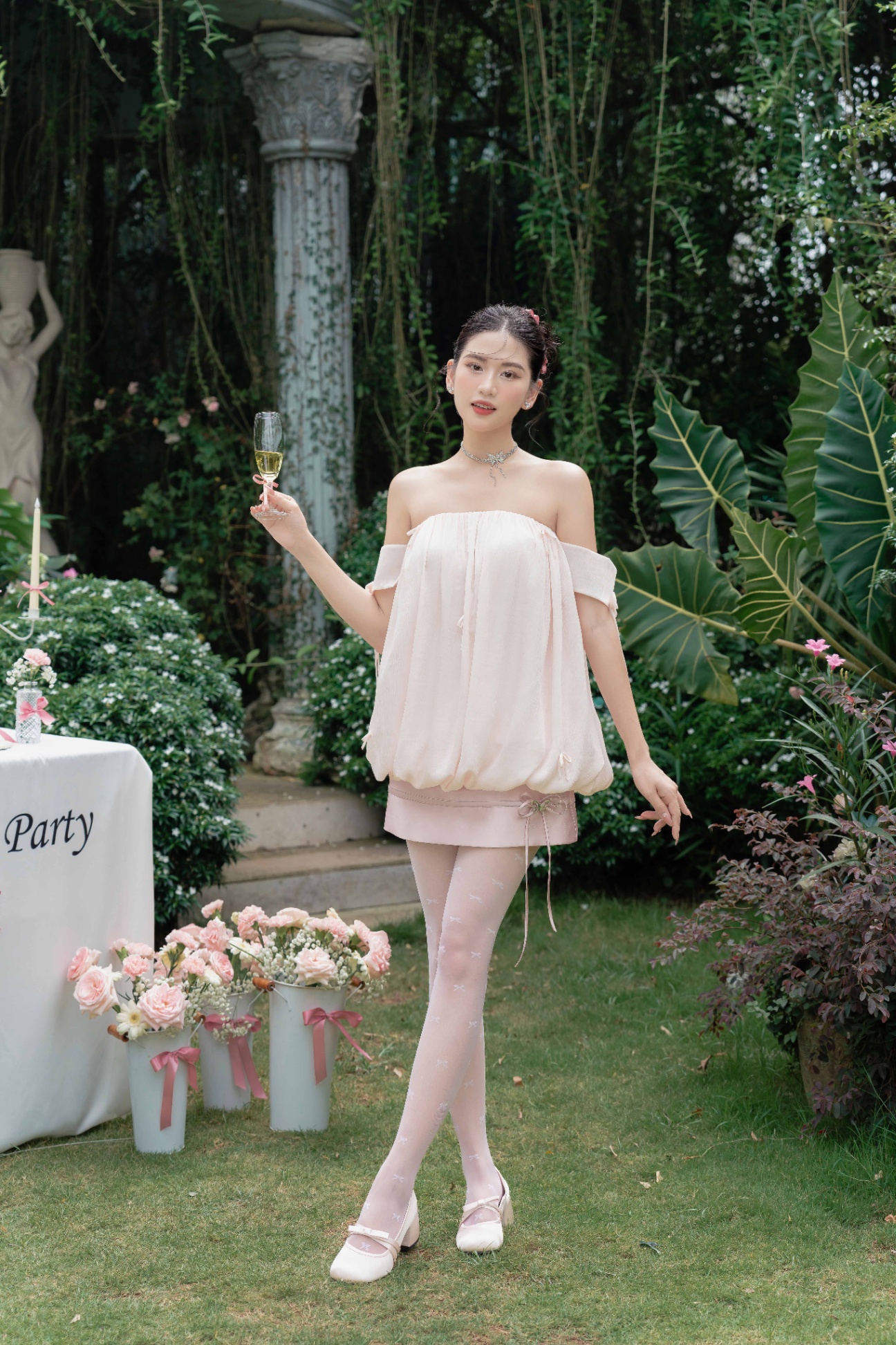 Chân váy cạp trễ gắn nơ