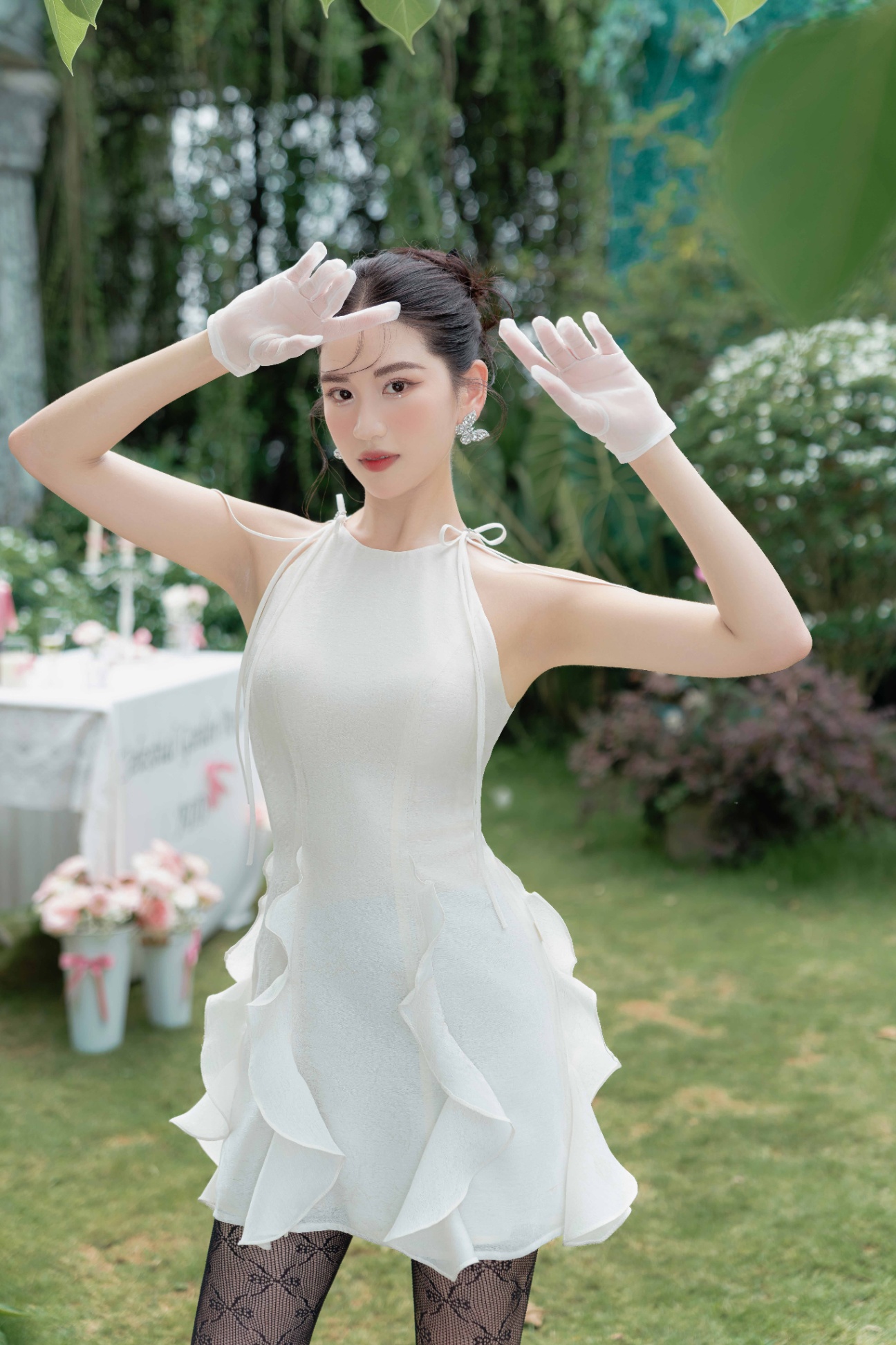 Đầm cổ yếm chân bèo