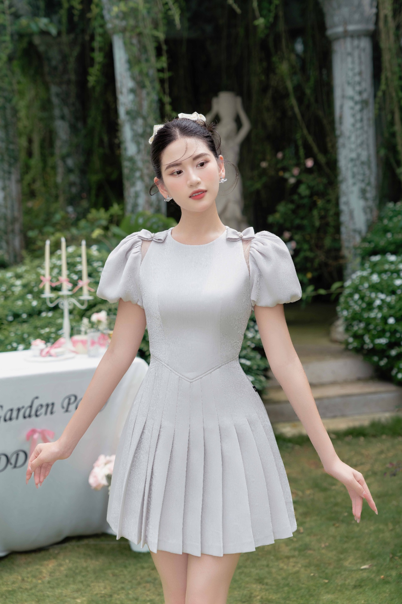 Đầm cổ tròn chân xếp ly sườn