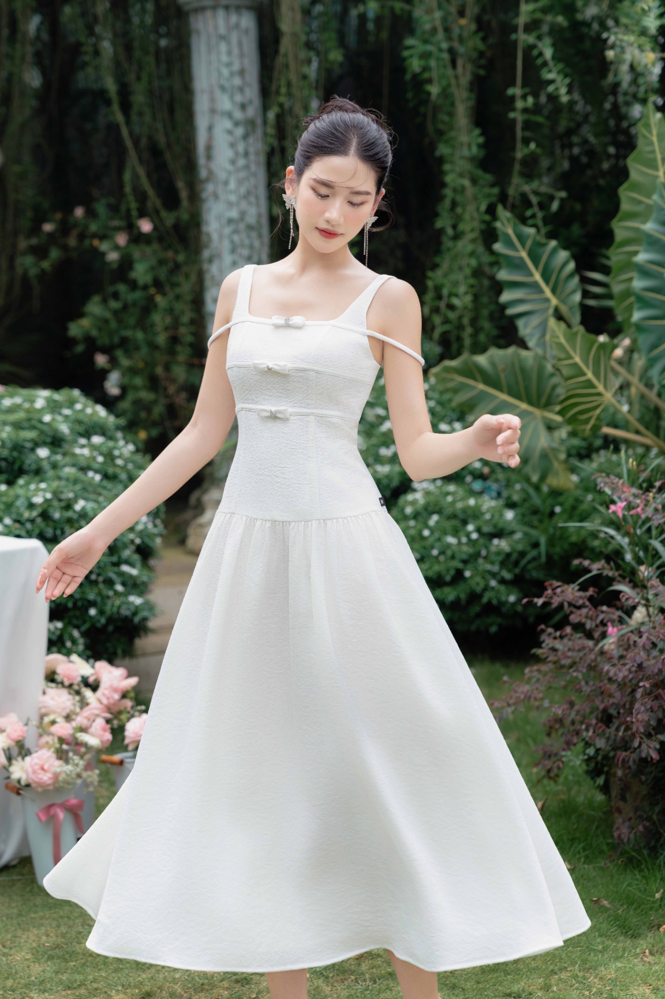Đầm cổ U dây trễ vai, nhún chân