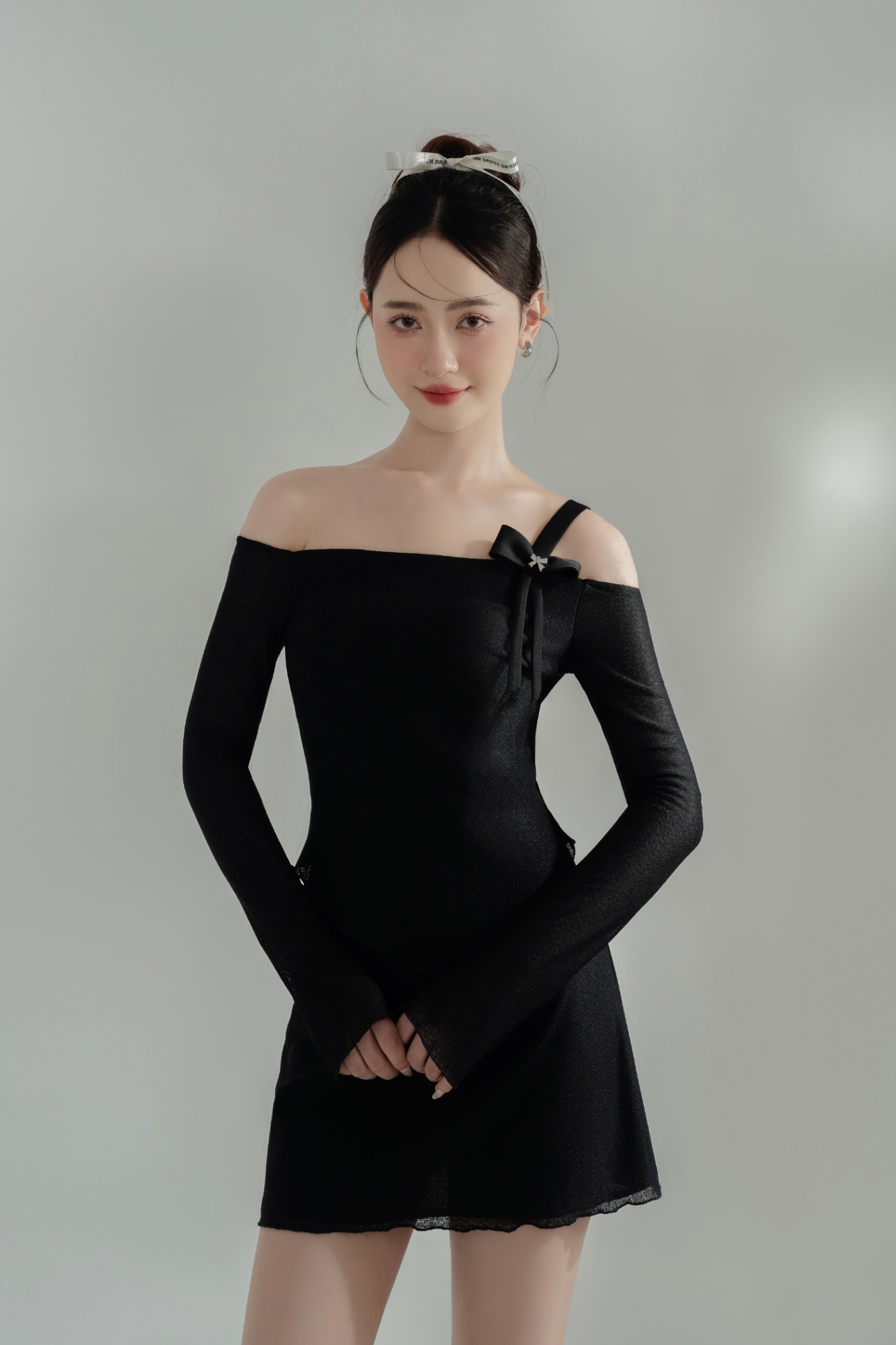 Đầm trễ vai gắn nơ