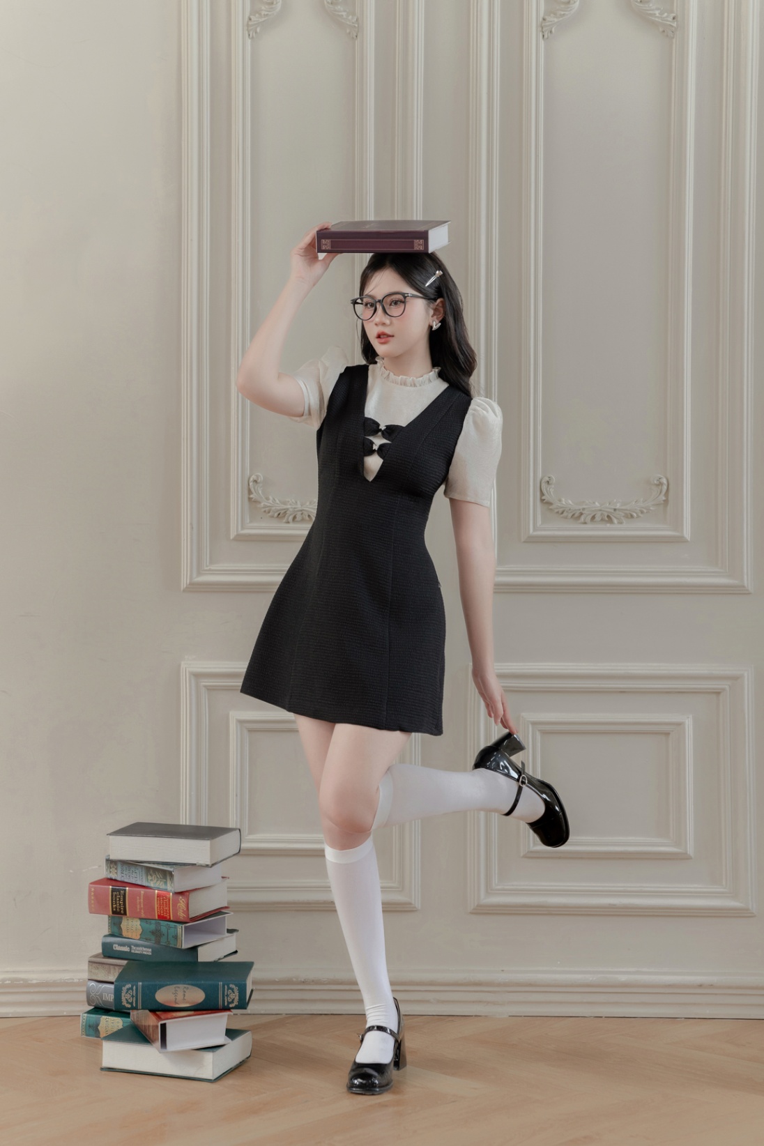 Đầm cổ V đính nơ phối cổ bèo