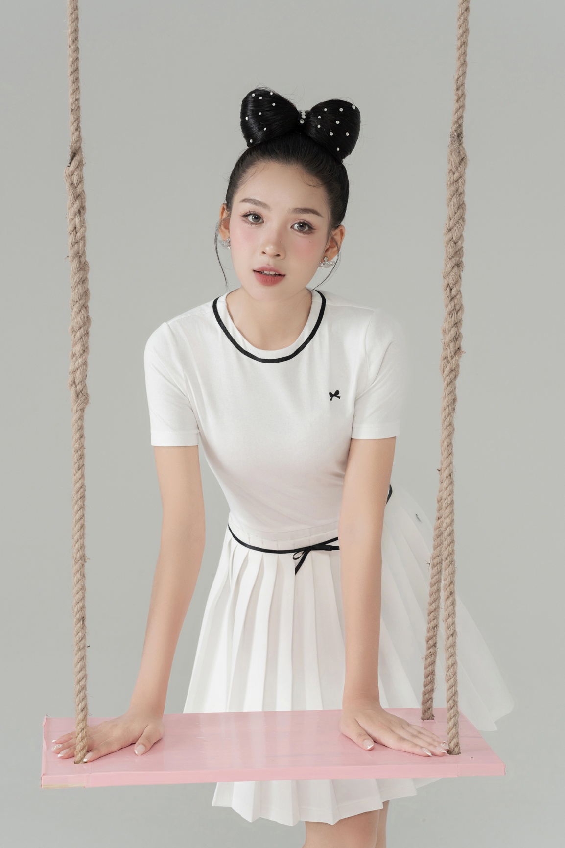 Đầm cổ tròn chân xếp ly