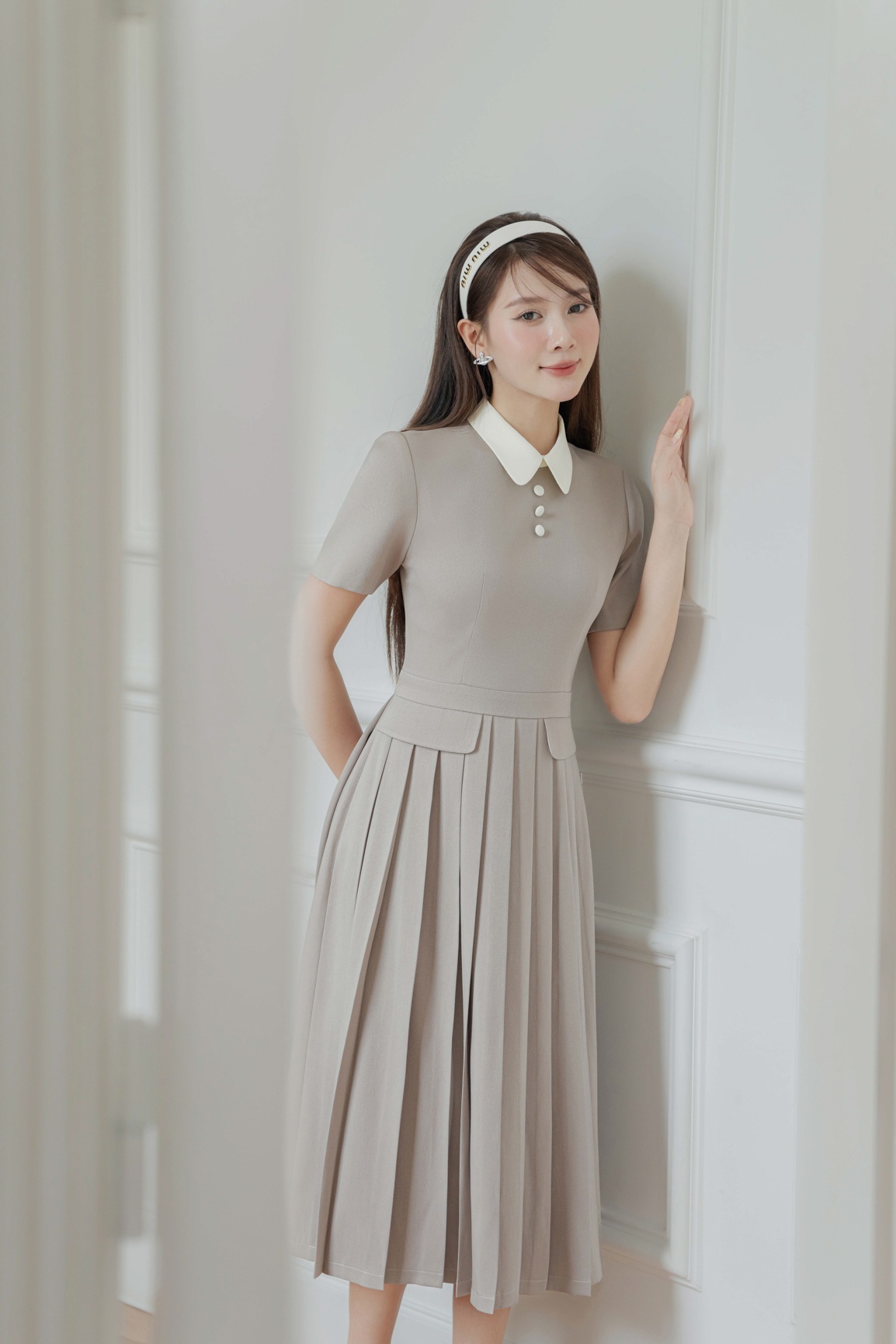 Đầm dài cổ sen, dai eo, chân xếp ly