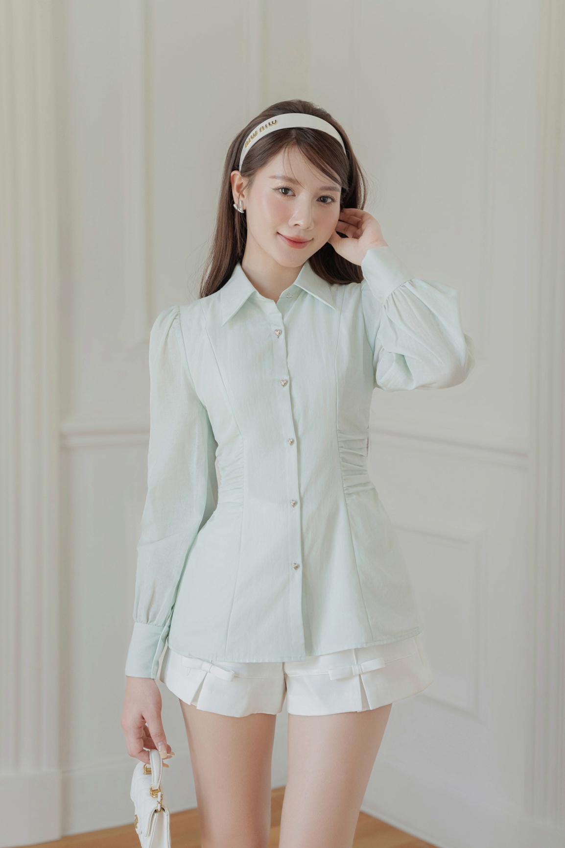 Áo sơ mi cổ đức nhọn, nhún eo, tay phồng