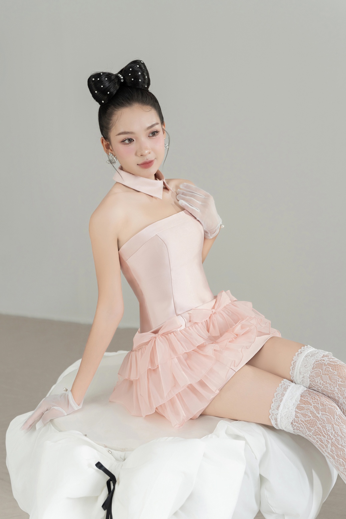 Đầm quây đính nơ, cổ đức rời