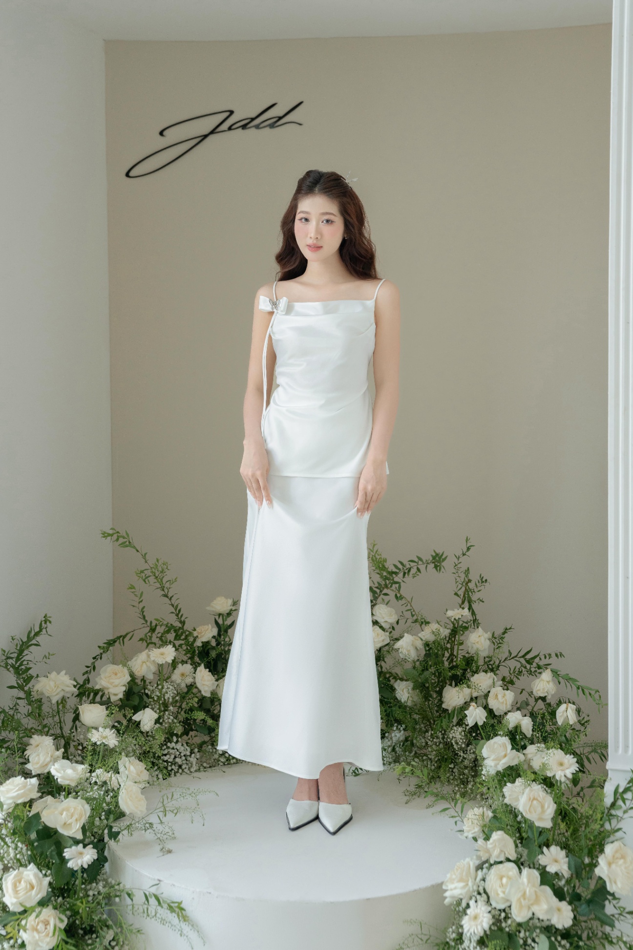Chân váy dáng đuôi cá, xẻ gấu lệch