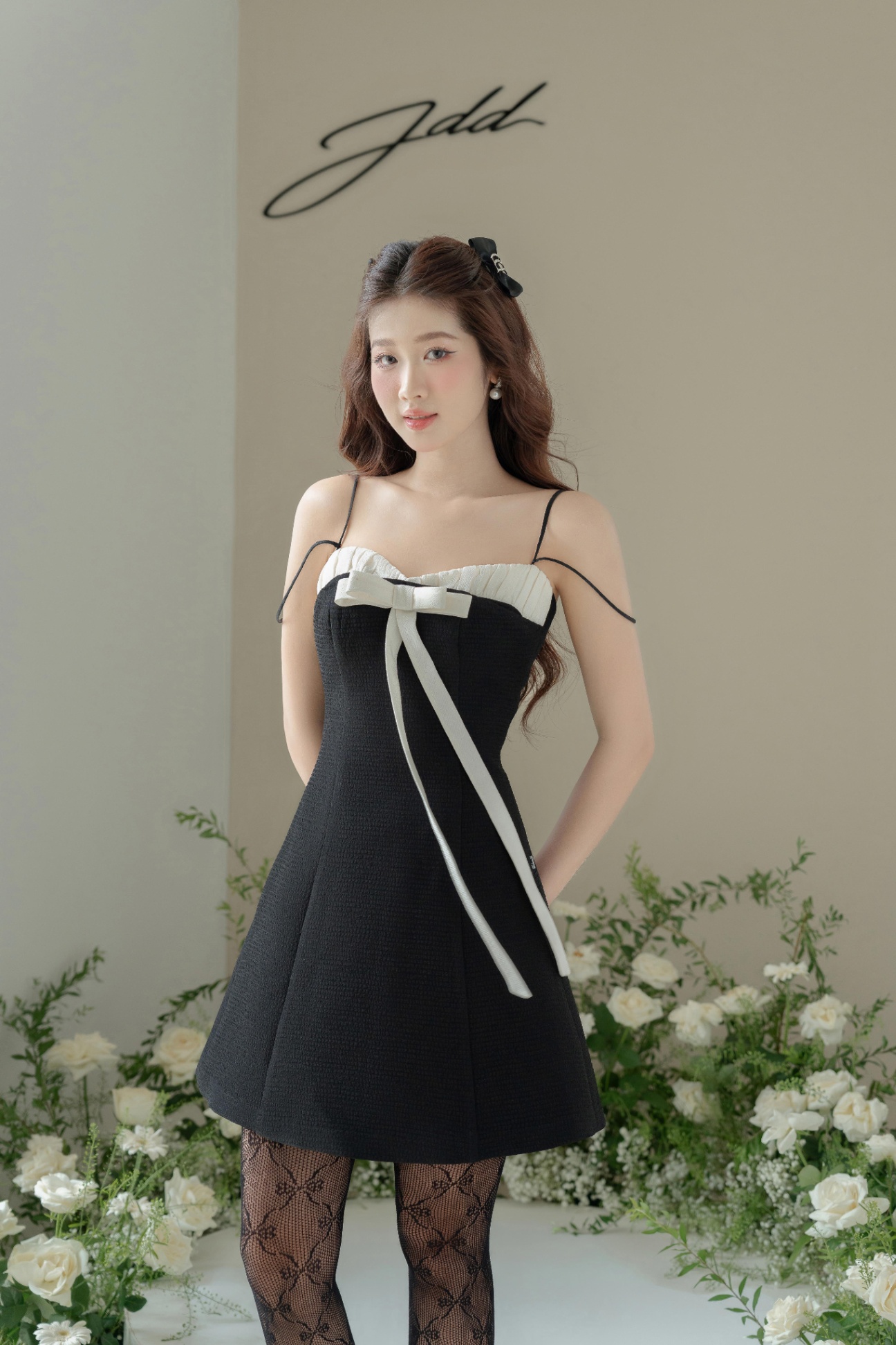 Đầm hai dây nhún phối ngực gắn nơ