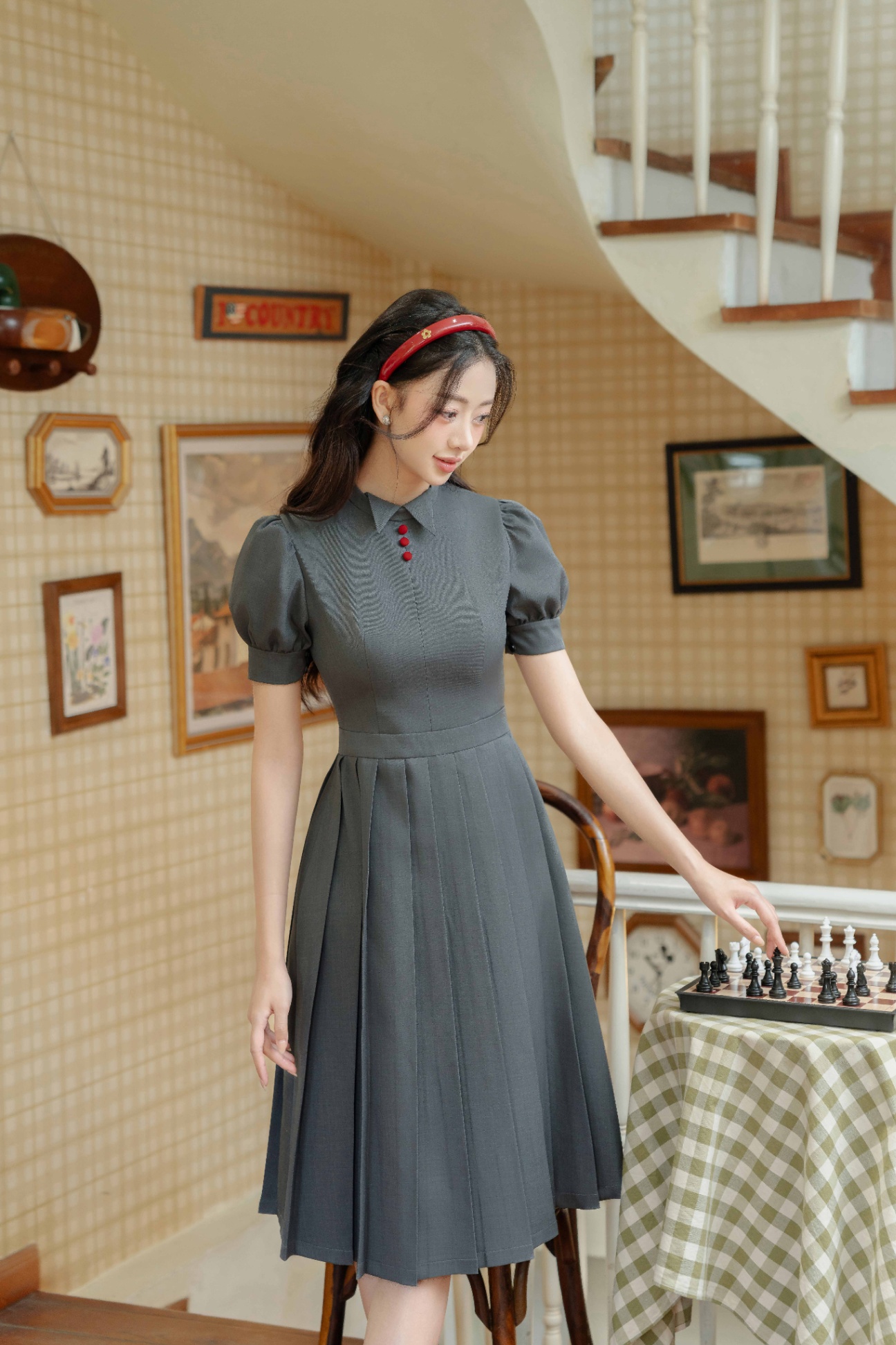 Đầm cổ cách điệu chân xếp ly