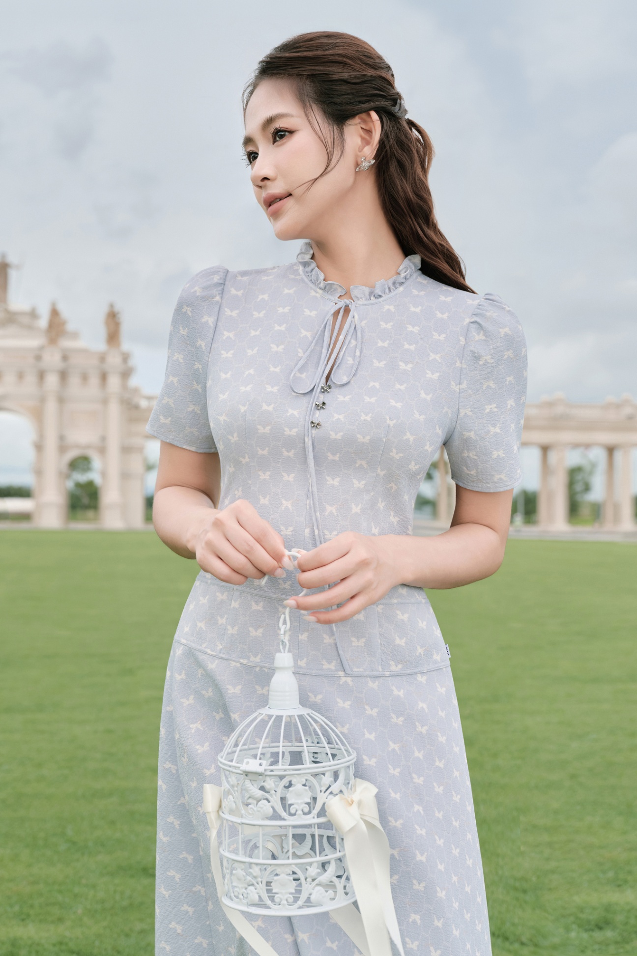Đầm cổ bèo xẻ V chân đổ