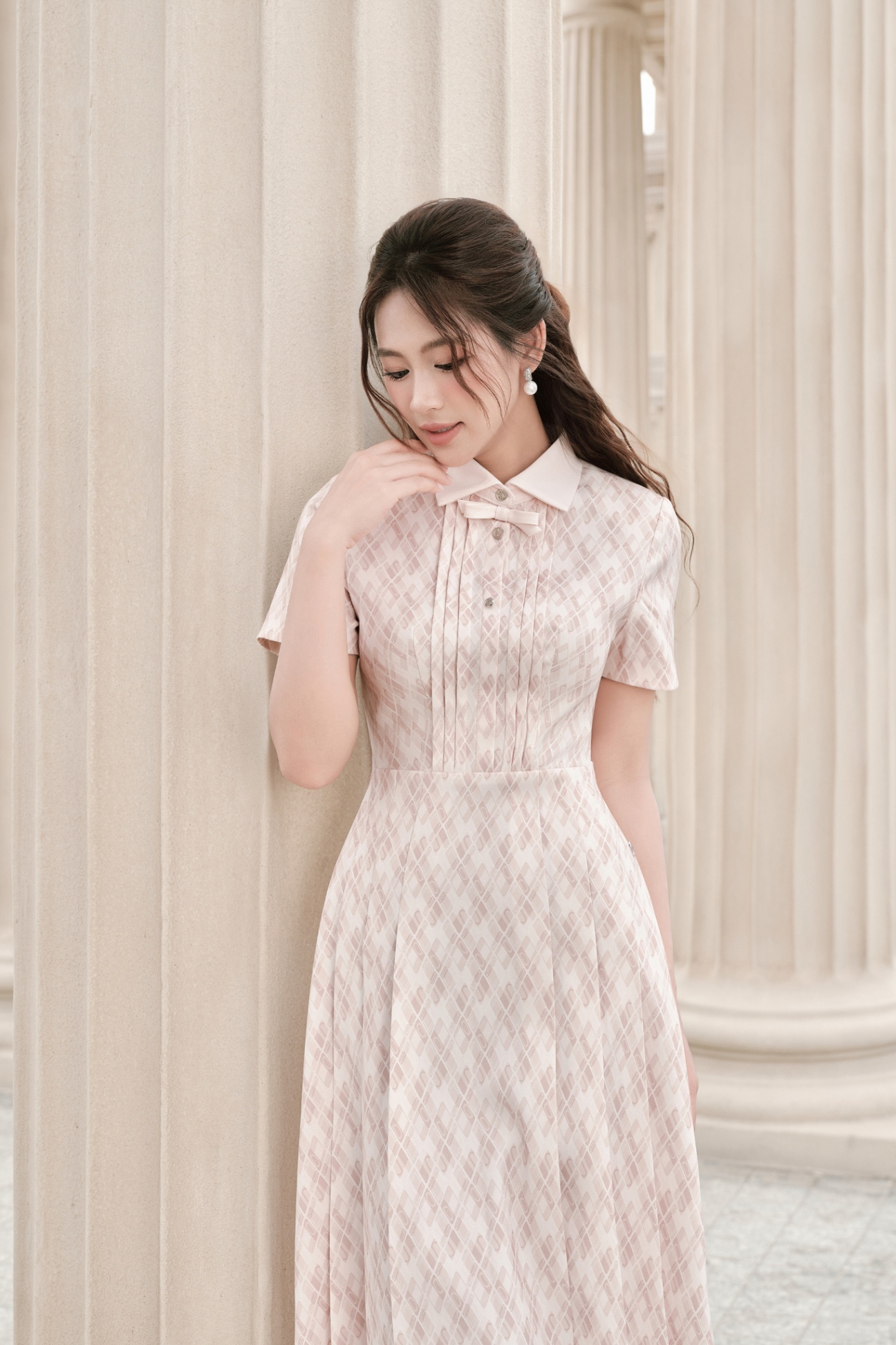 Đầm pattern cổ đức cách điệu chân xếp ly
