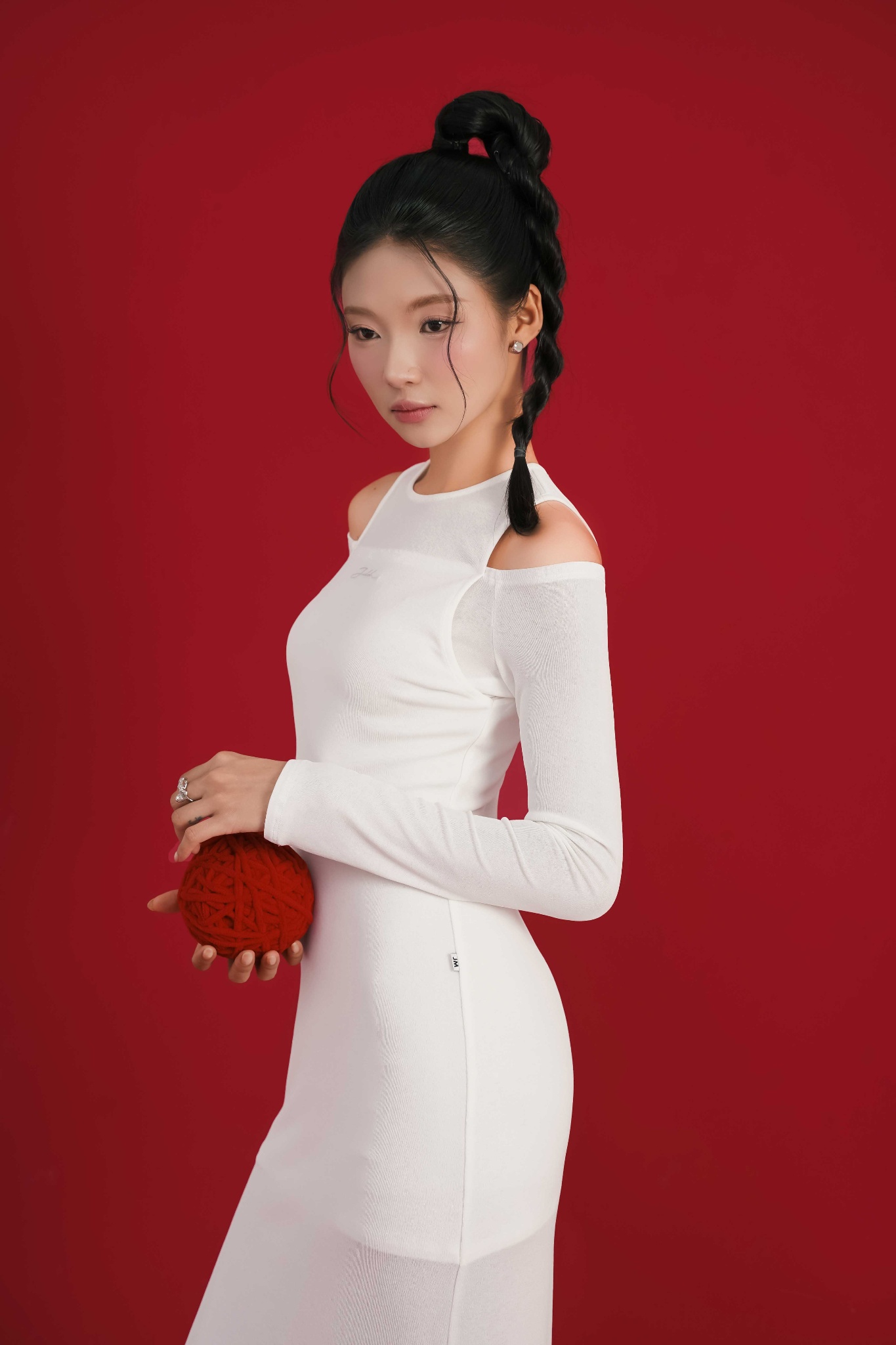 Đầm cutout vai cách điệu thêu nơ