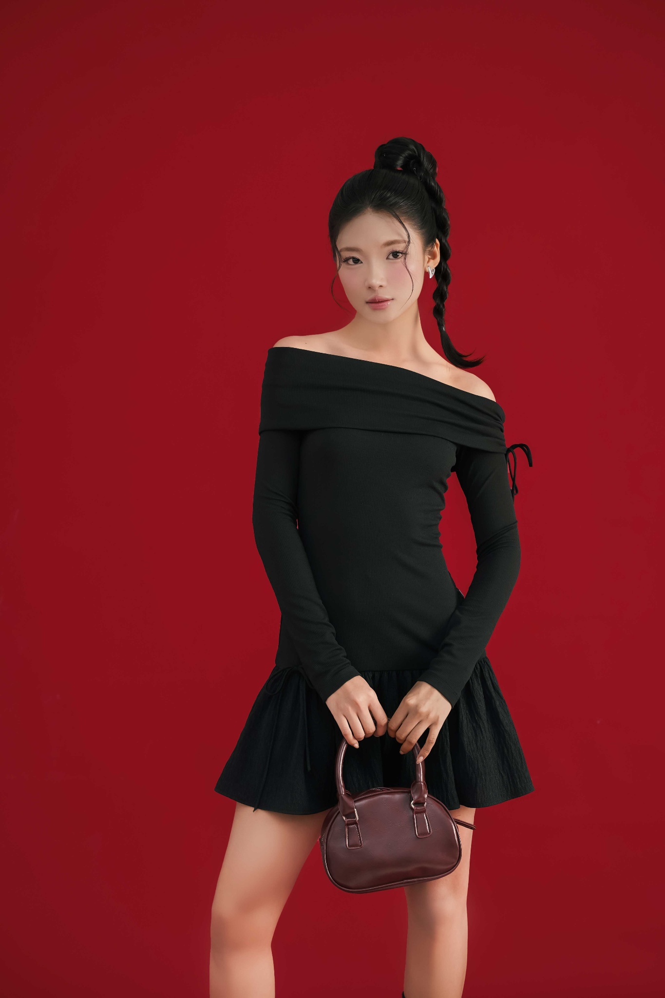 Đầm trễ vai rút dây lệch, chân nhún