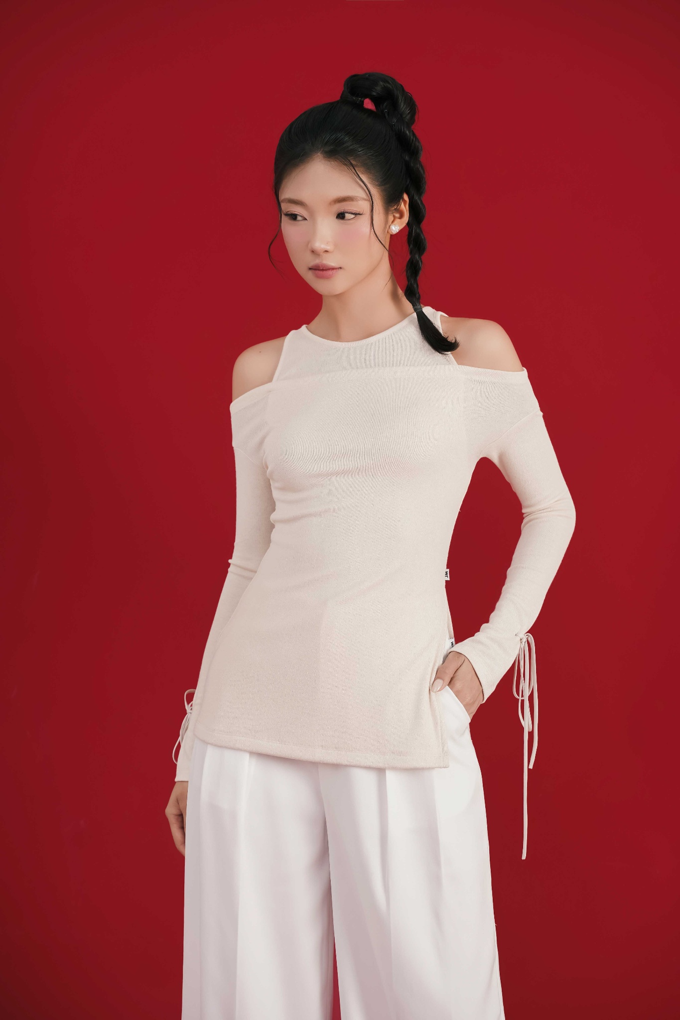 Áo cutout vai, xẻ lệch sườn
