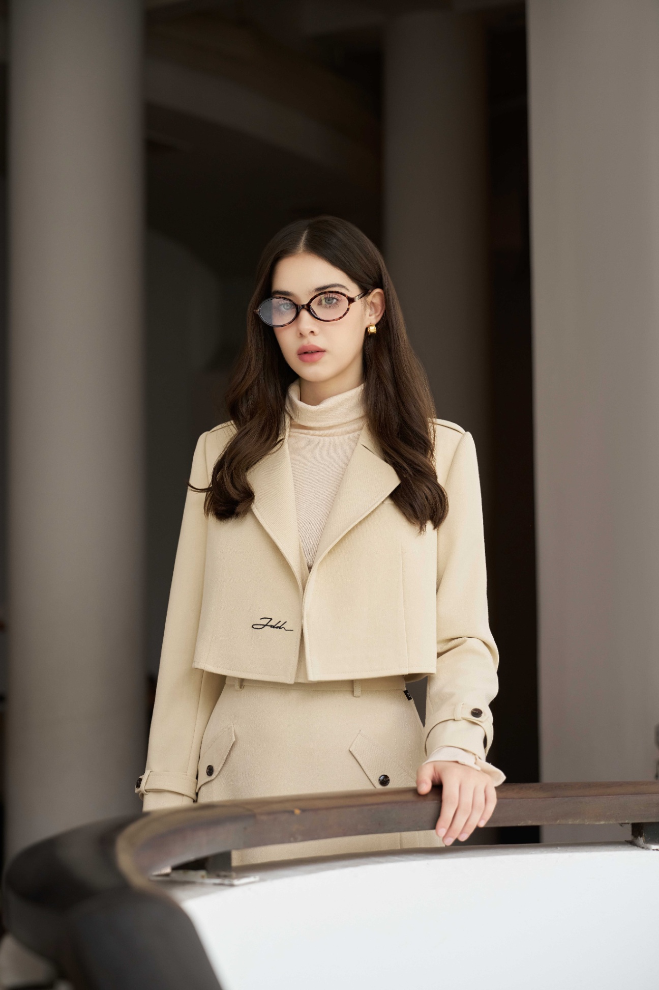 Áo trench coat dán ngắn 2 nẹp thêu