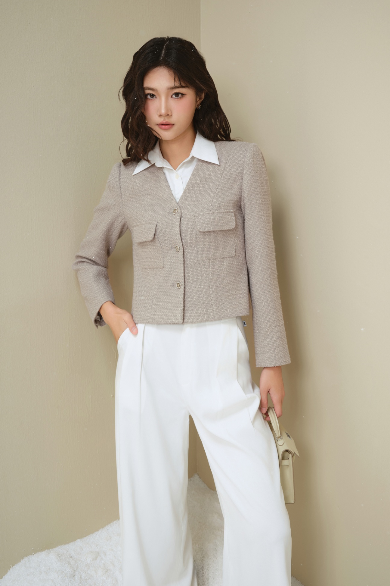 Áo khoác tweed cổ V 2 túi ốp có nắp