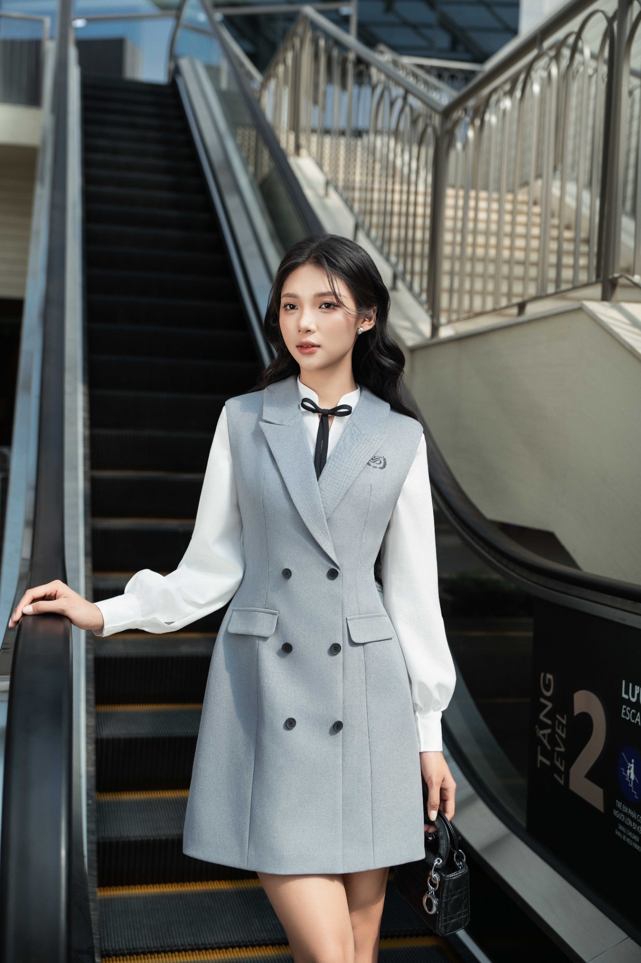 Đầm cổ vest phối cổ tàu dáng ngắn