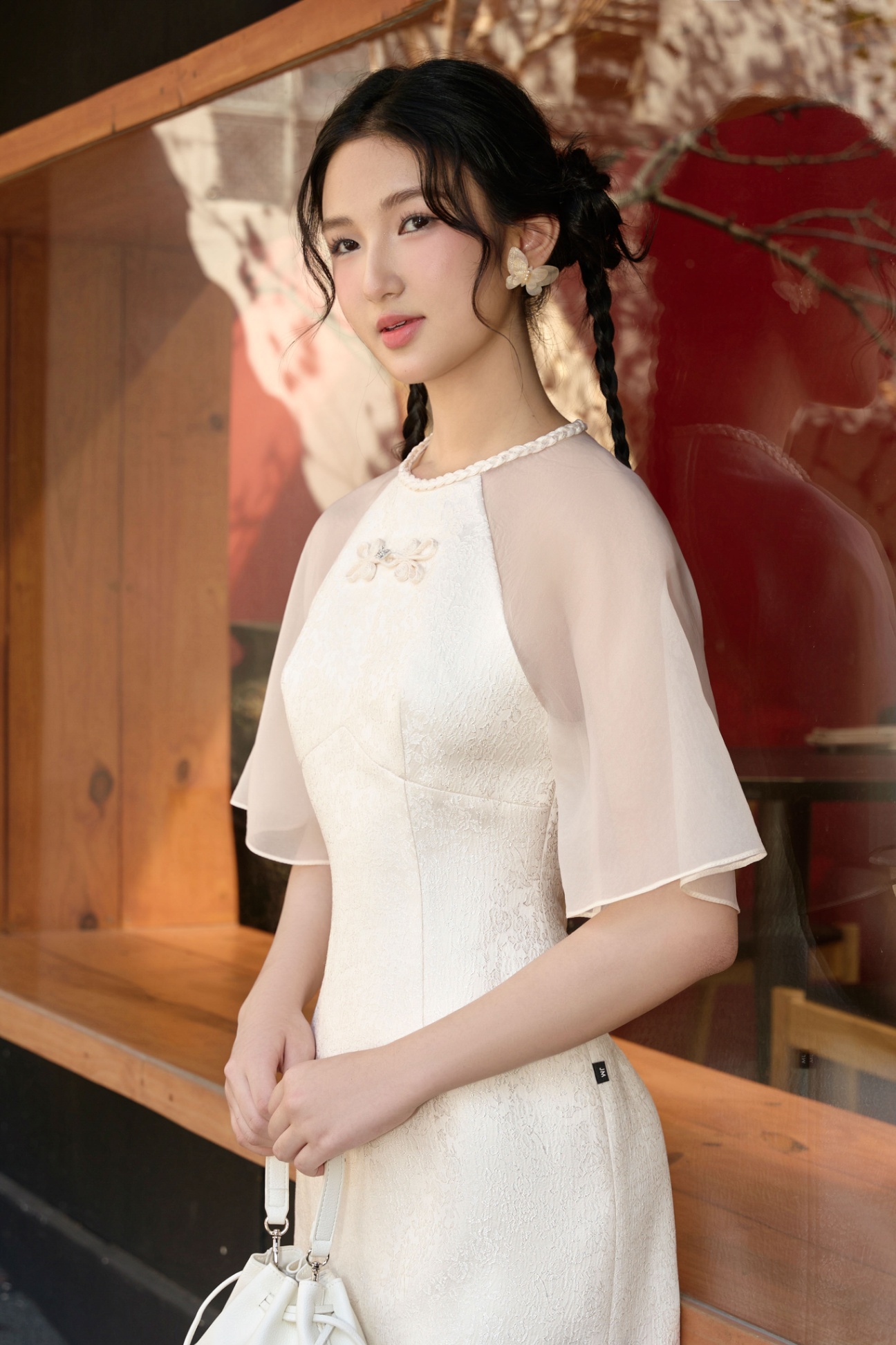 Đầm đính nơ cổ yếm