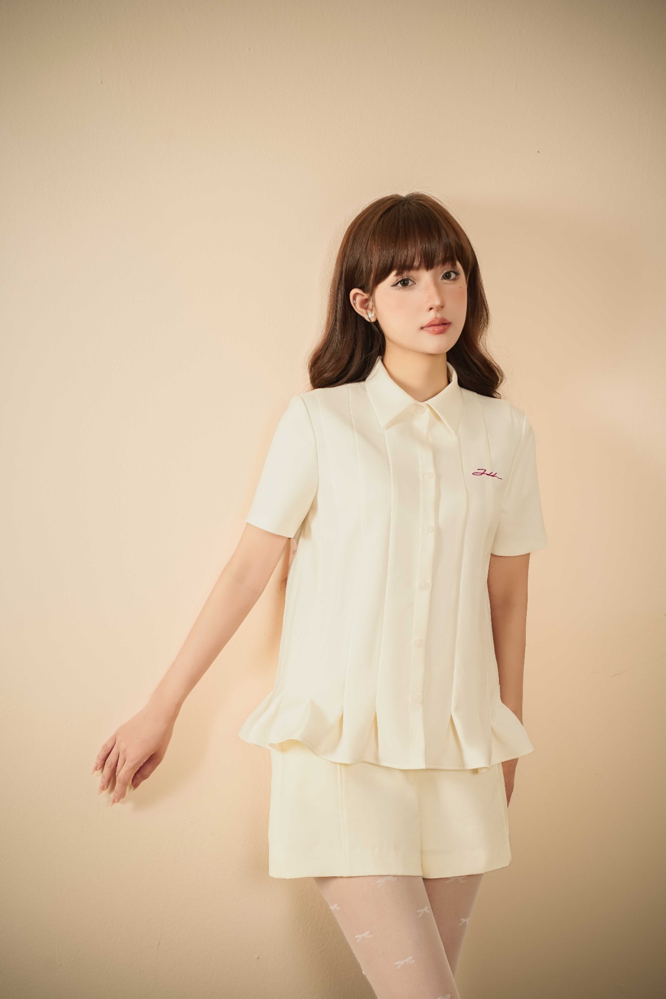 Quần ngắn bổ dọc thân may diễu chỉ