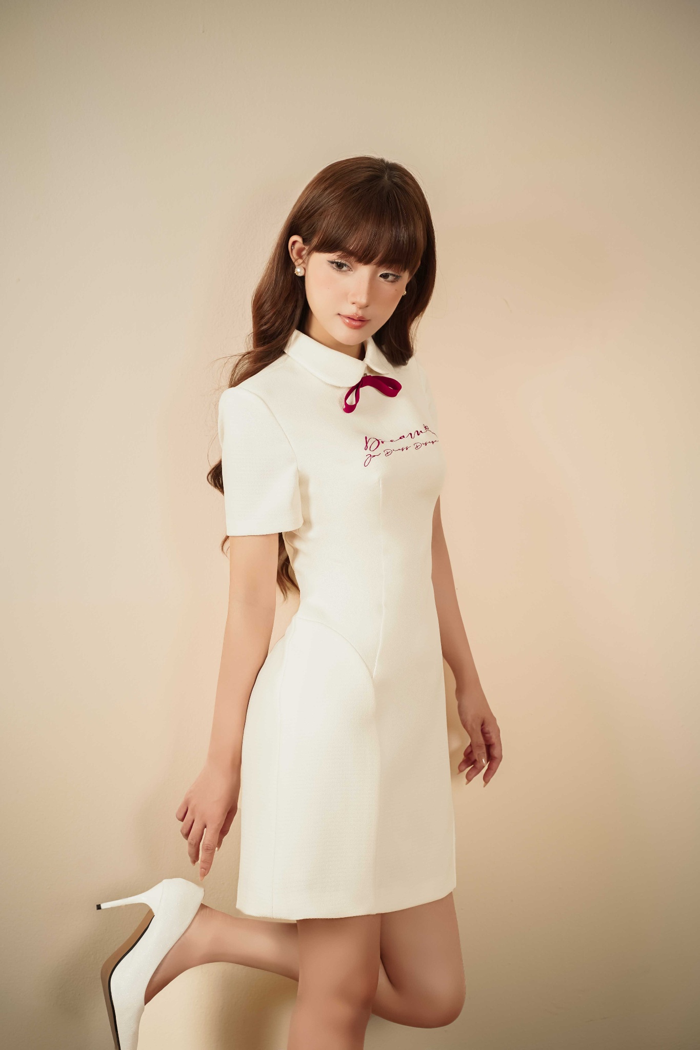 Đầm cổ sen nhỏ thêu trước ngực