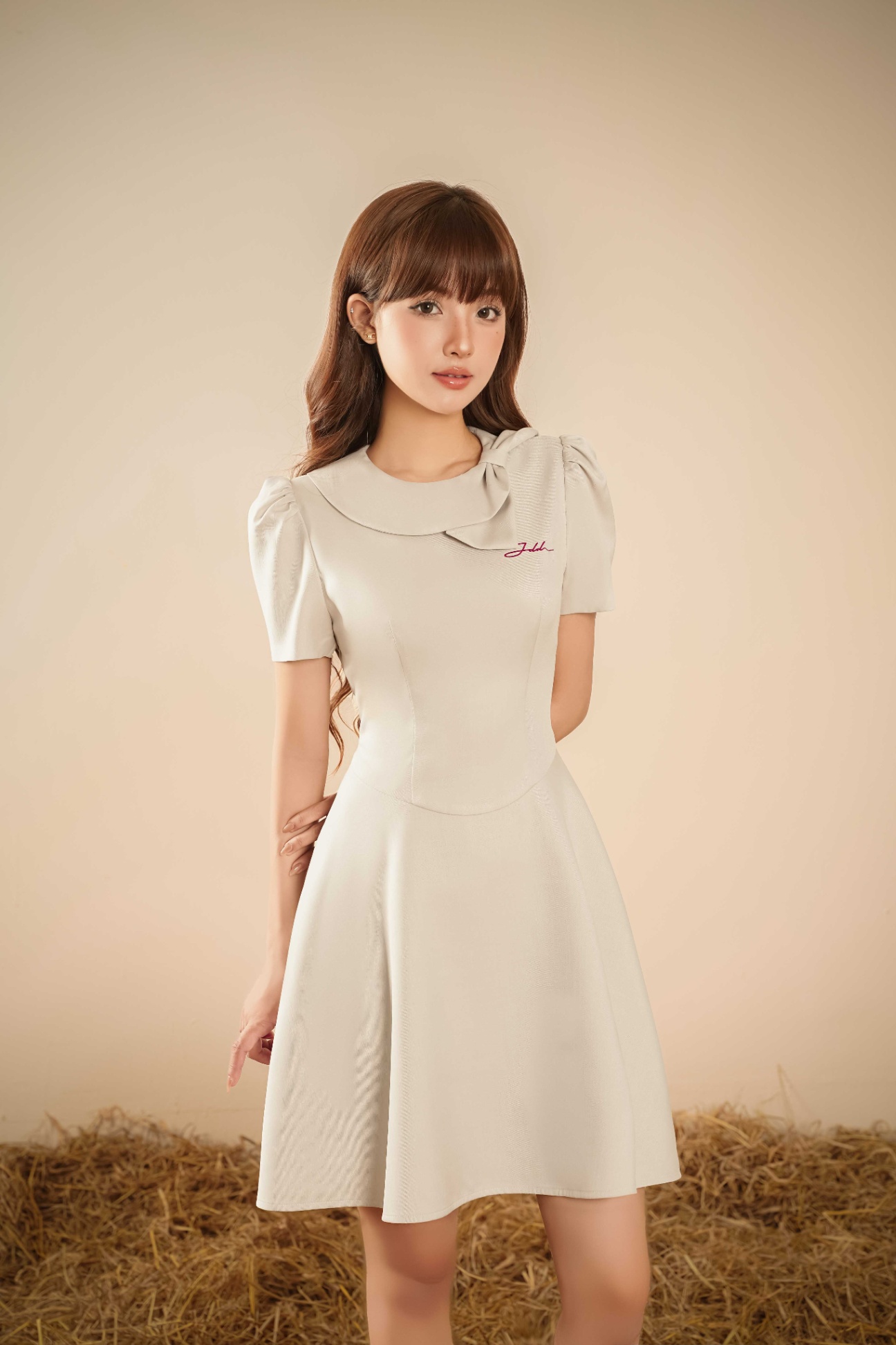 Đầm cổ nơ lệch chân đổ
