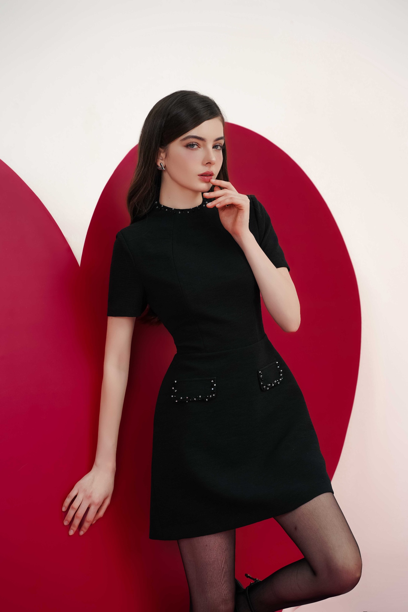 Đầm cổ leo bổ thân hai nắp túi