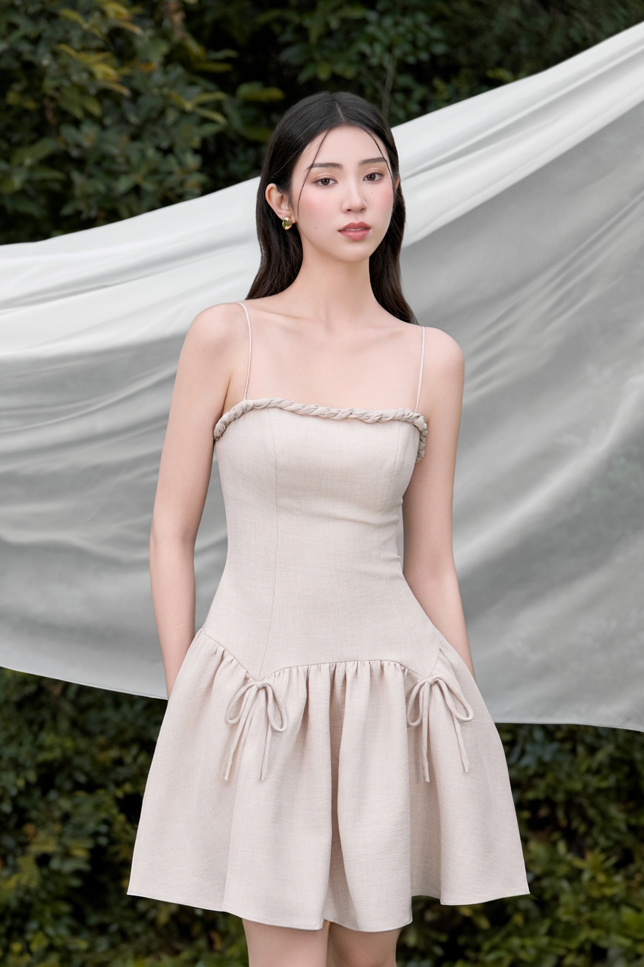 Đầm 2 dây vặn dây ngực, nhún chân