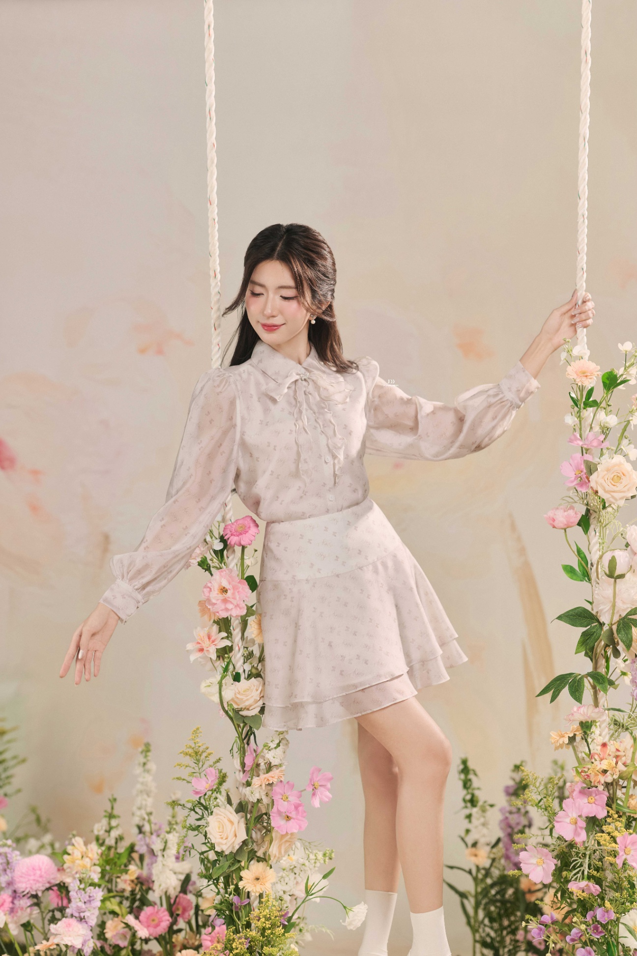 Áo sơ mi cổ đức tròn đính nơ họa tiết