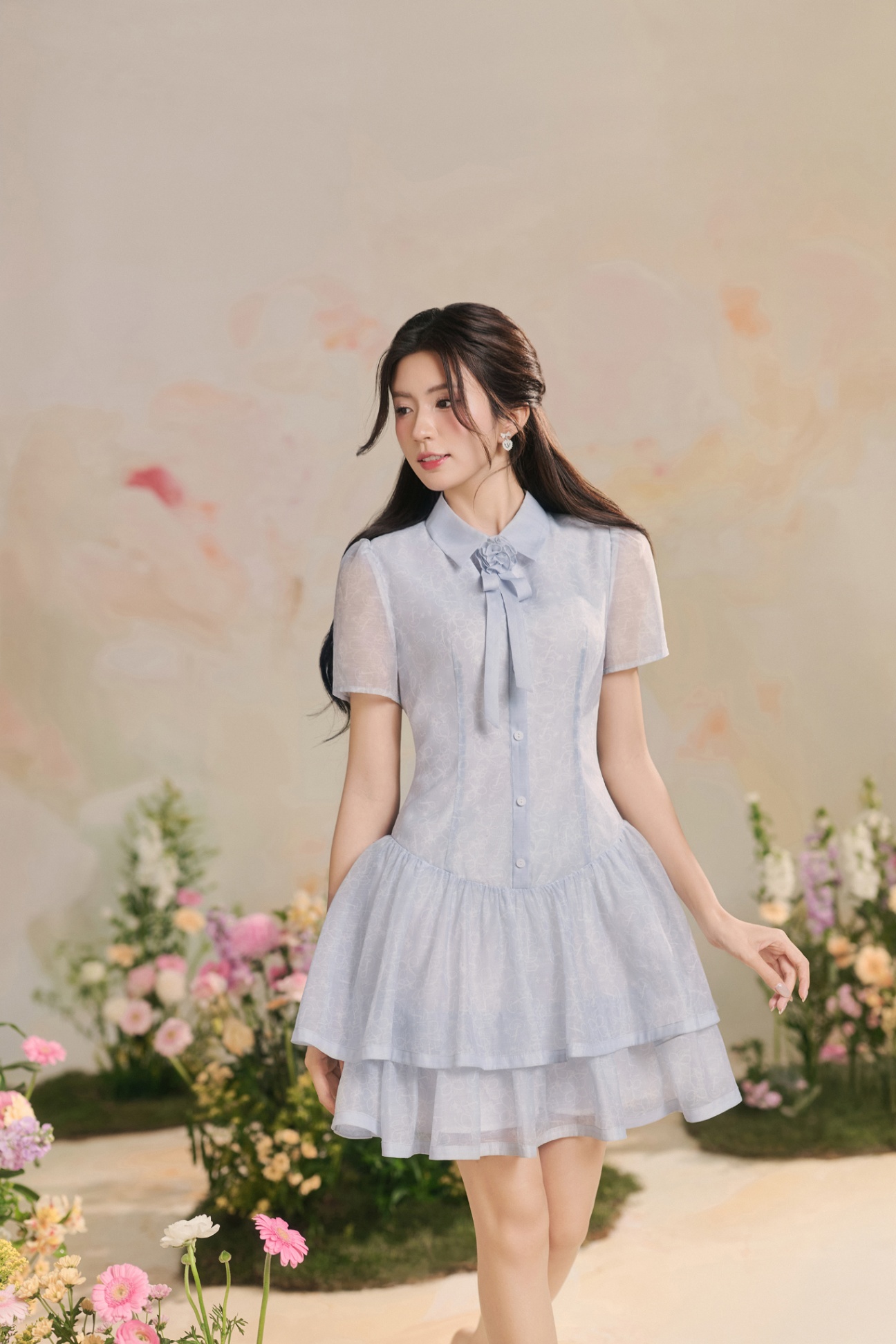 Đầm phối cổ nơ, chân nhún tầng họa tiết